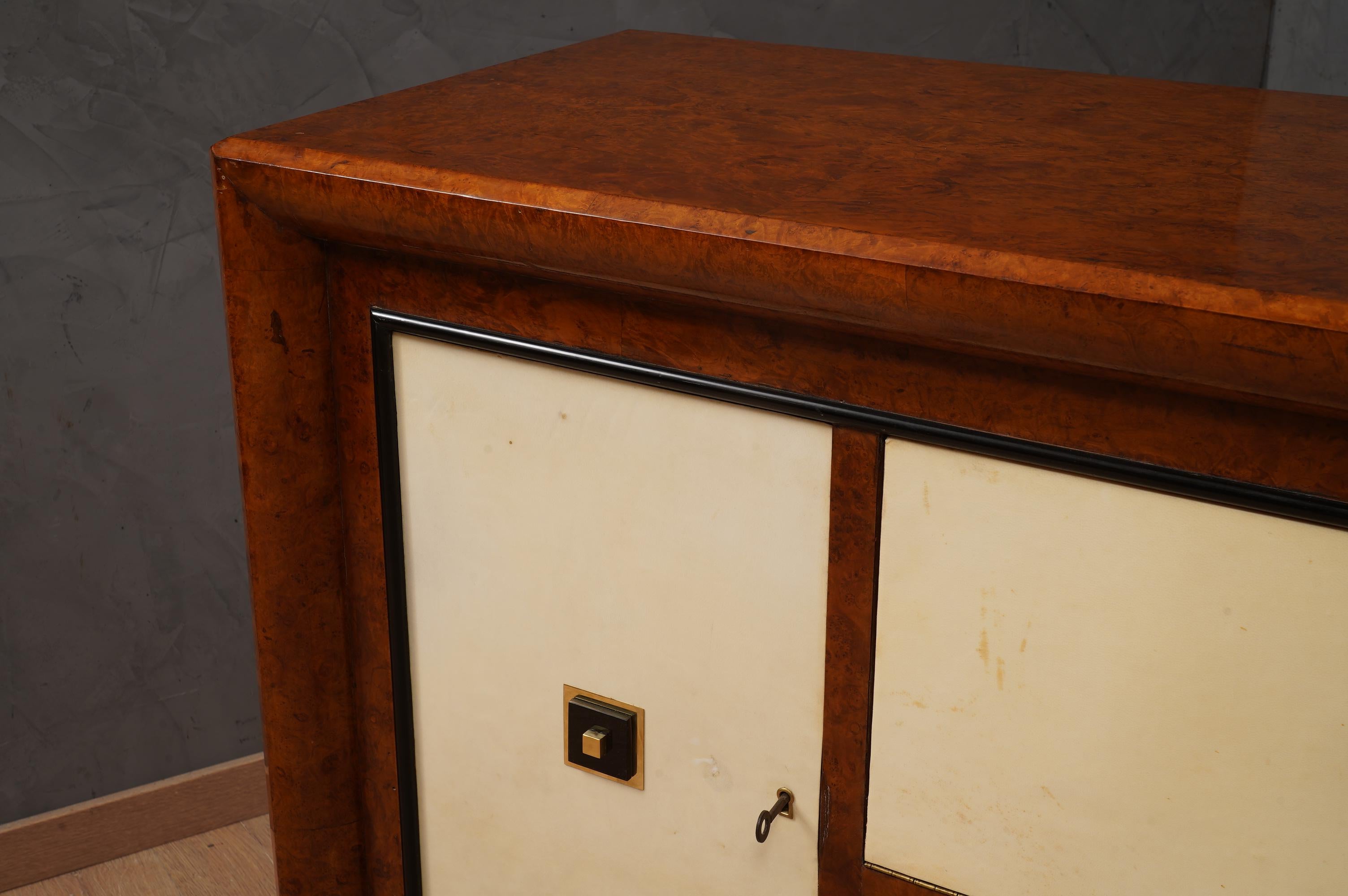 Laiton Buffet italien Art Déco en noyer, peau de chèvre et laiton, 1940 en vente