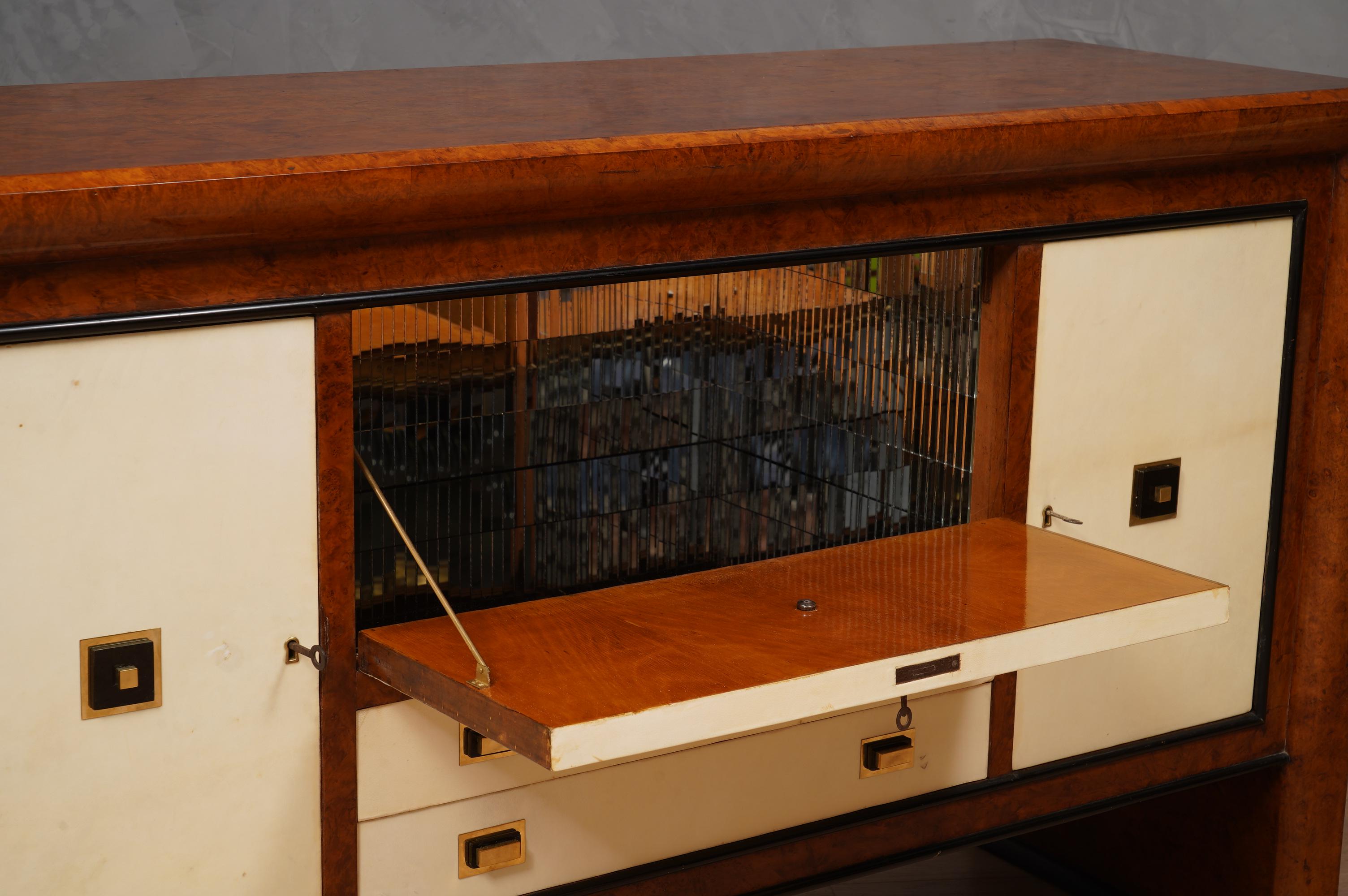 Buffet italien Art Déco en noyer, peau de chèvre et laiton, 1940 en vente 1