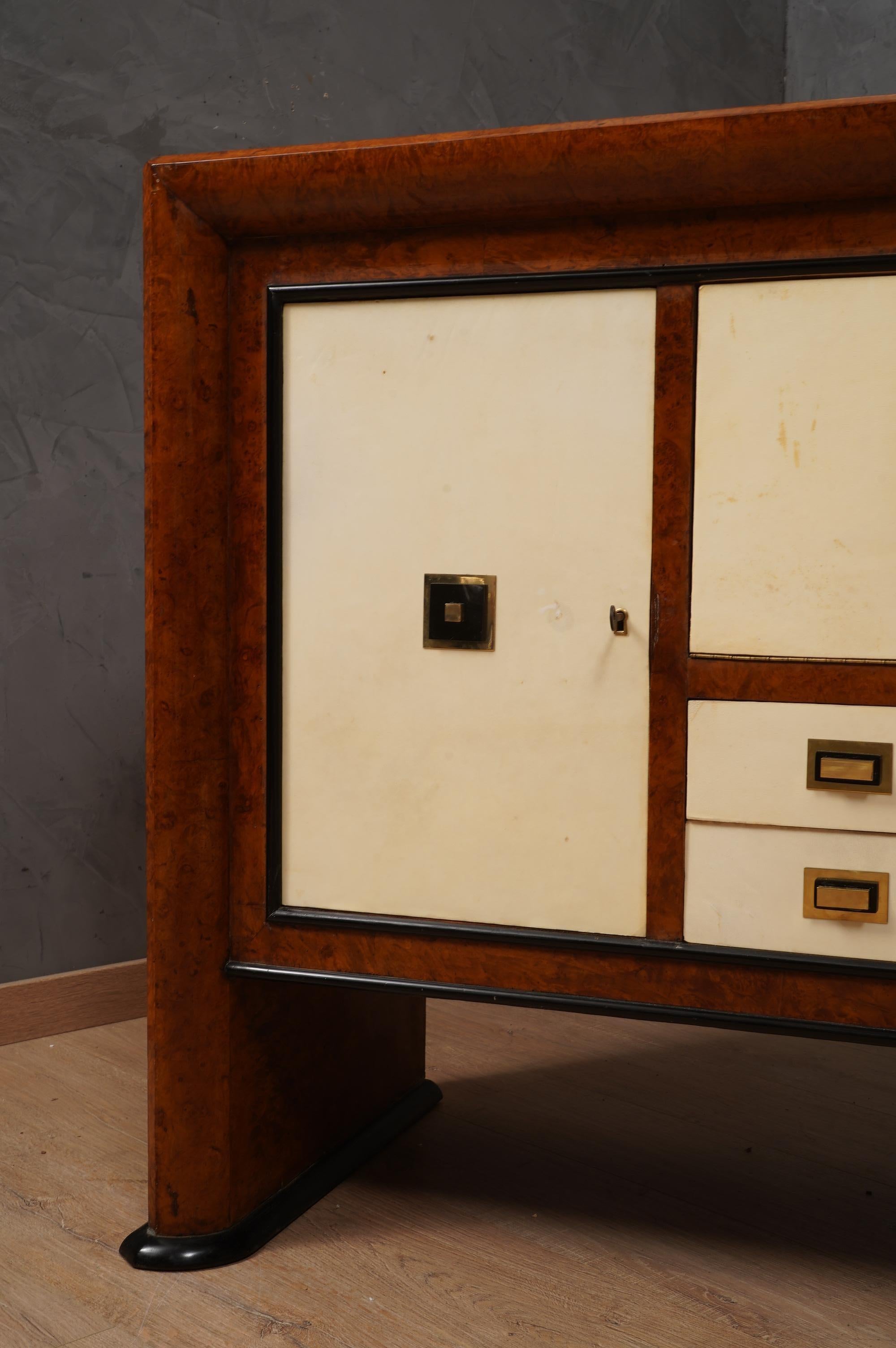 Buffet italien Art Déco en noyer, peau de chèvre et laiton, 1940 en vente 2