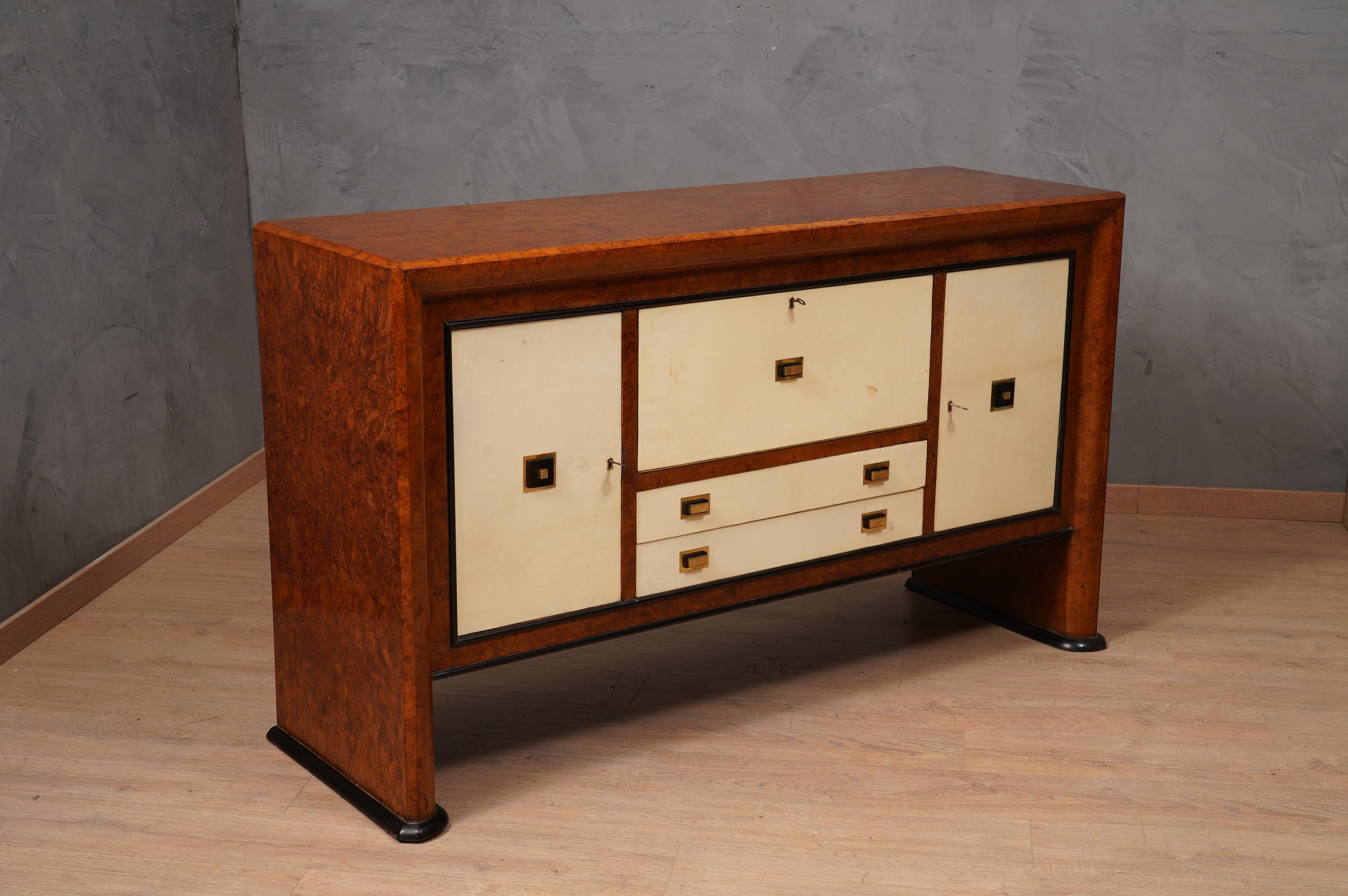 Buffet italien Art Déco en noyer, peau de chèvre et laiton, 1940 en vente 3
