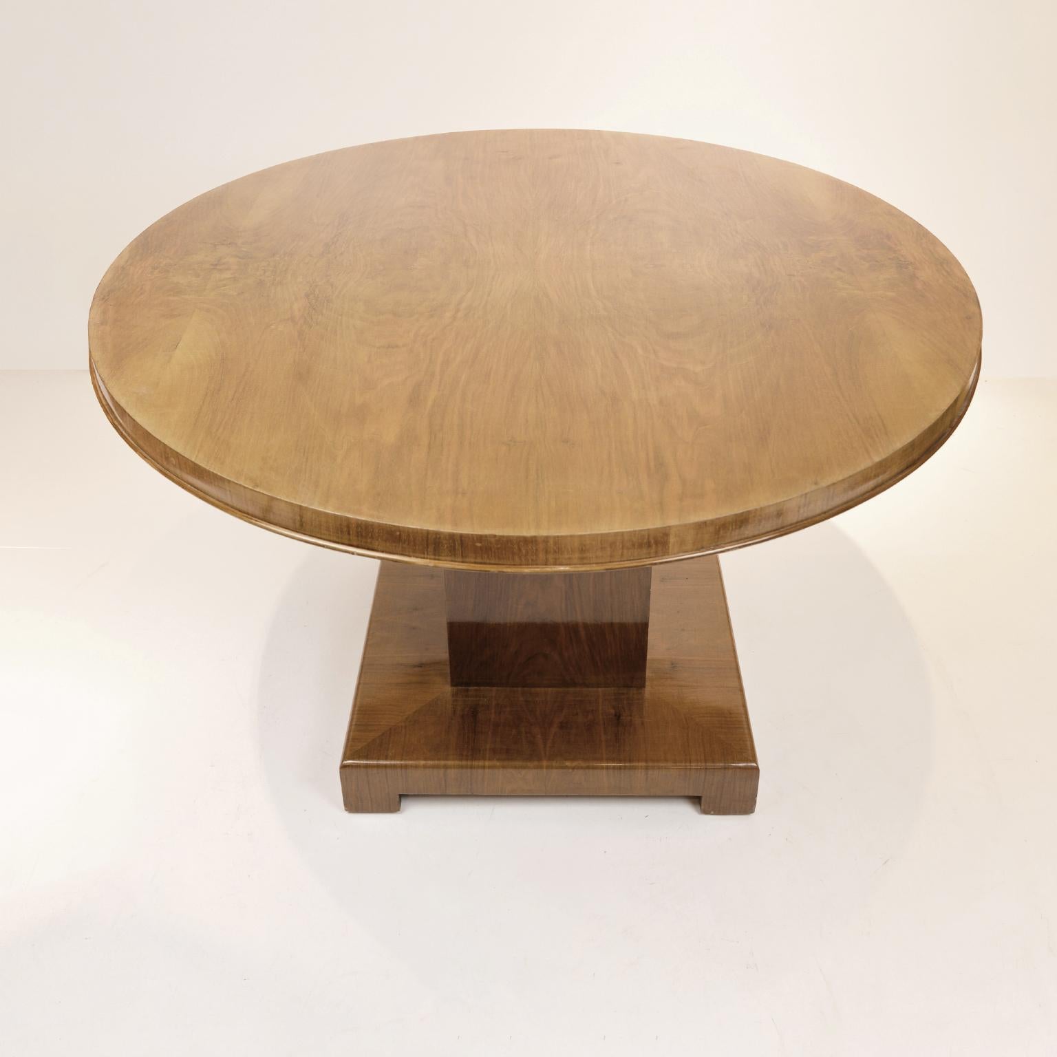 Veneer Art Deco Walnut Round Dining Table, Germany, circa 1930