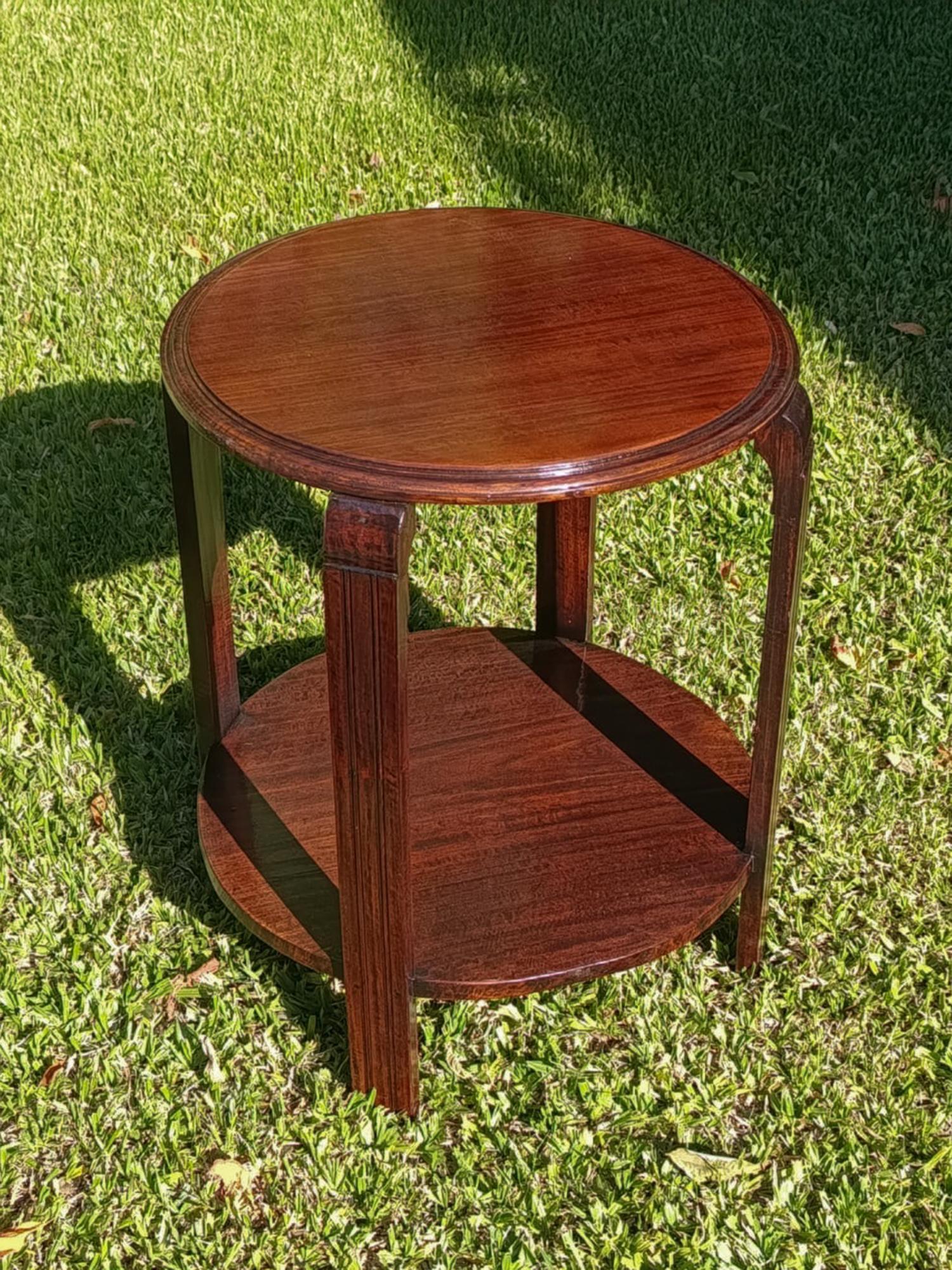 An Art Deco Round Side Table with a varnish finish.

This table features a shelf, adding both style and extra functionality for storage or display.

Height: 63 cm (24.8 in)
Top diameter: 48.5 cm (19.1 in)
Shelf diameter with legs: 51.5 cm (20.3