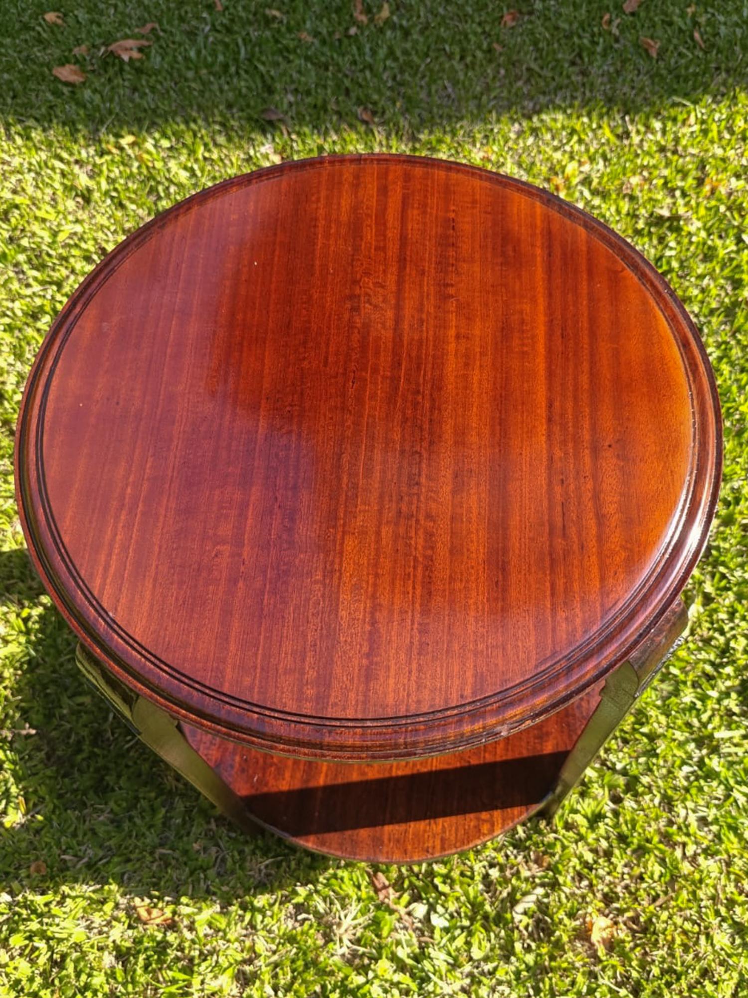 Art Deco Walnut Round Side Table, 20th Century In Good Condition For Sale In Lisbon, PT