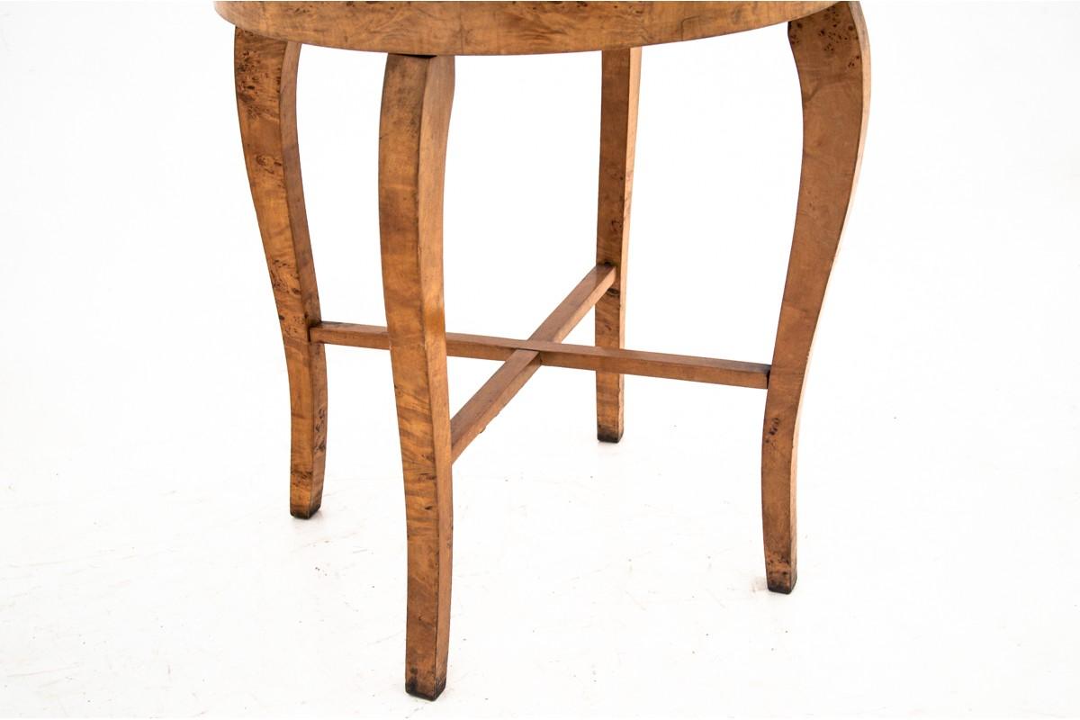 Art Deco bright side table. 
Beautiful walnut veneer. 
Good condition.