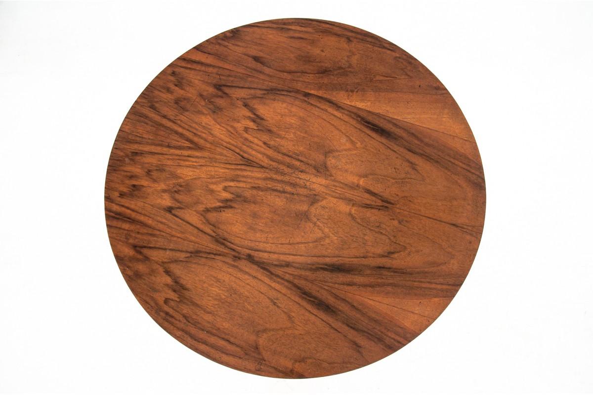 Art Deco side table. 
Beautiful walnut veneer. 
Good condition.