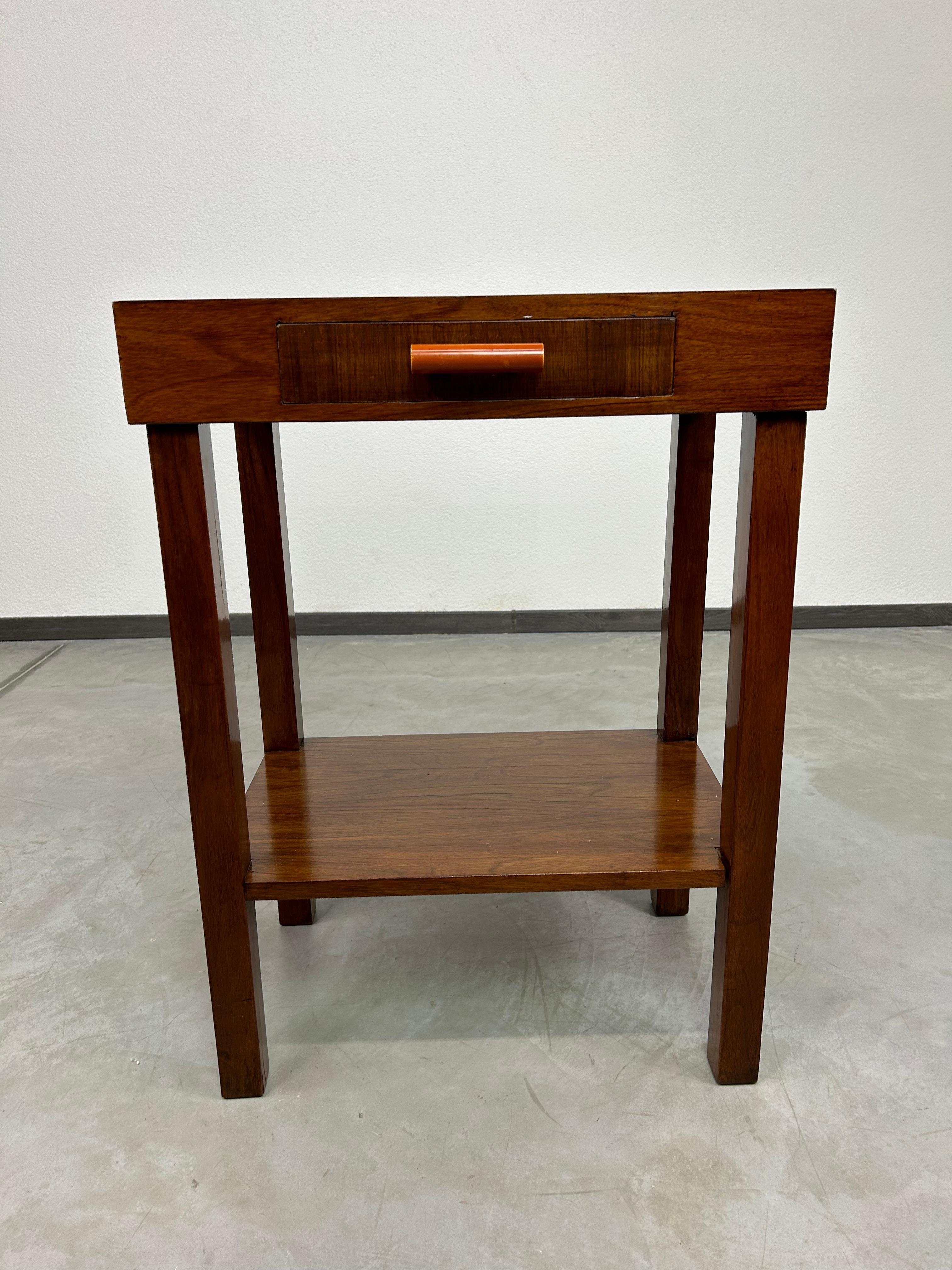 Table d'appoint art déco en noyer. Teinté et repoli par des professionnels.