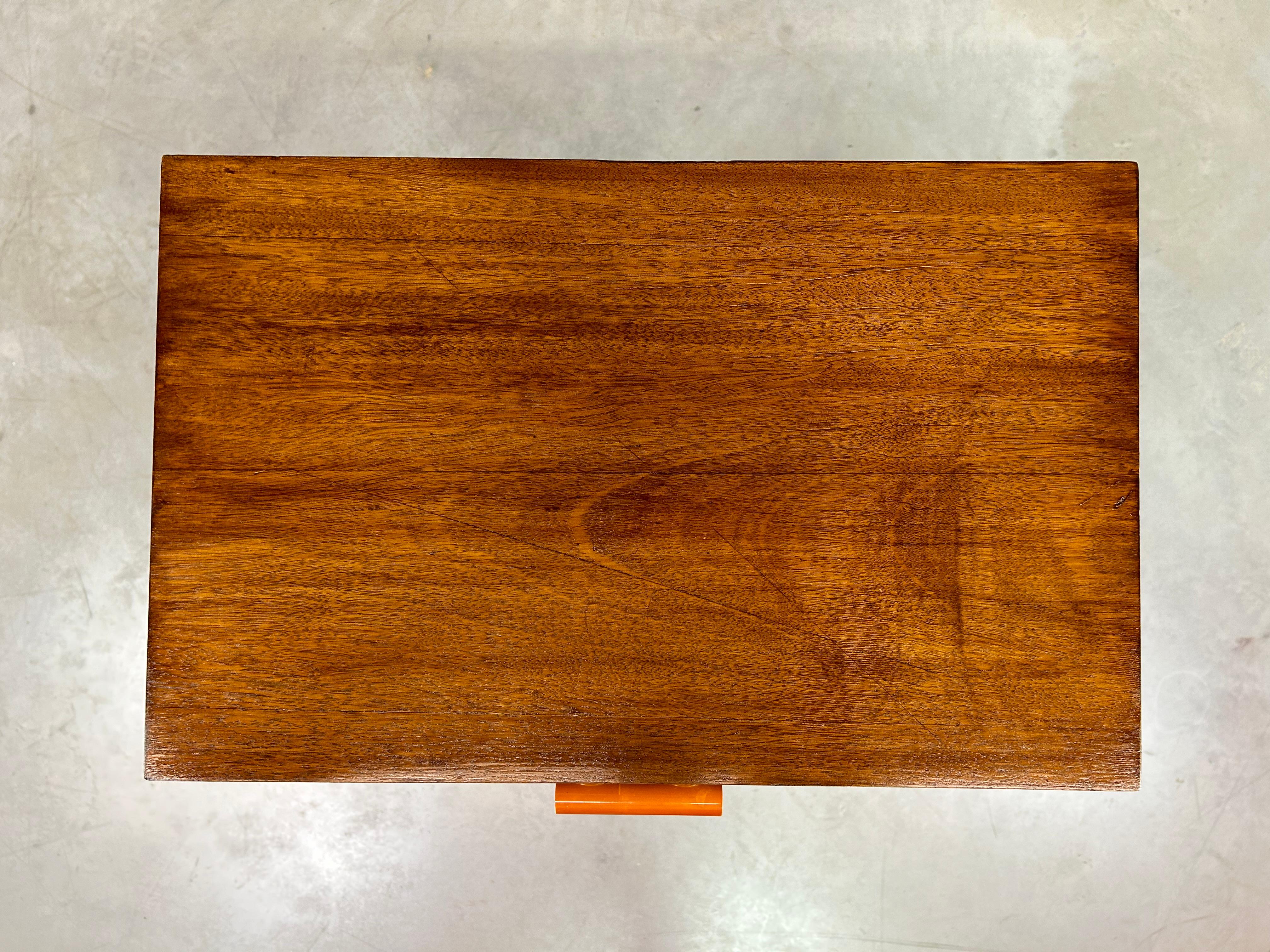 Slovaque  Table d'appoint art déco en noyer en vente