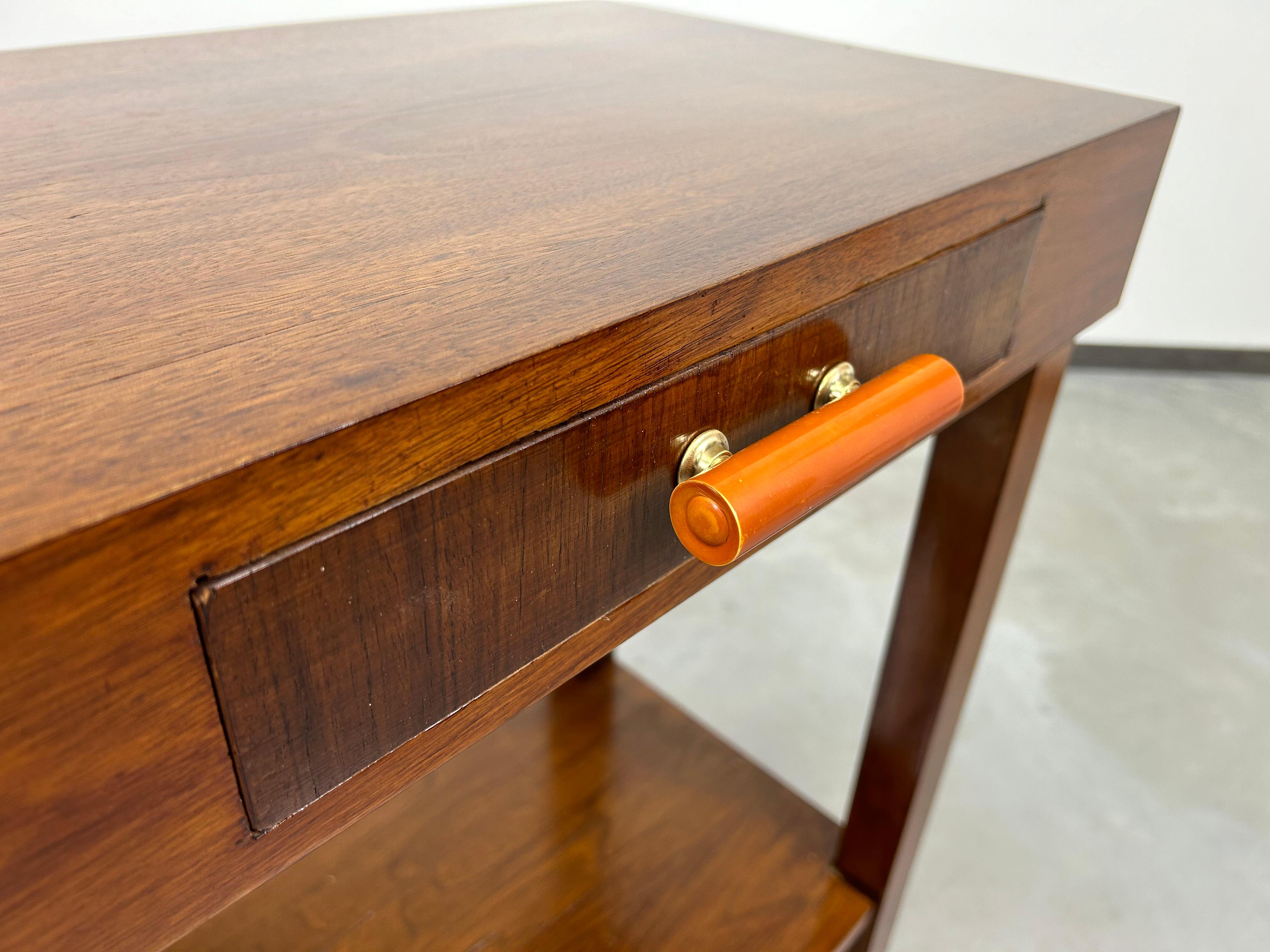 Table d'appoint art déco en noyer Bon état - En vente à Banská Štiavnica, SK