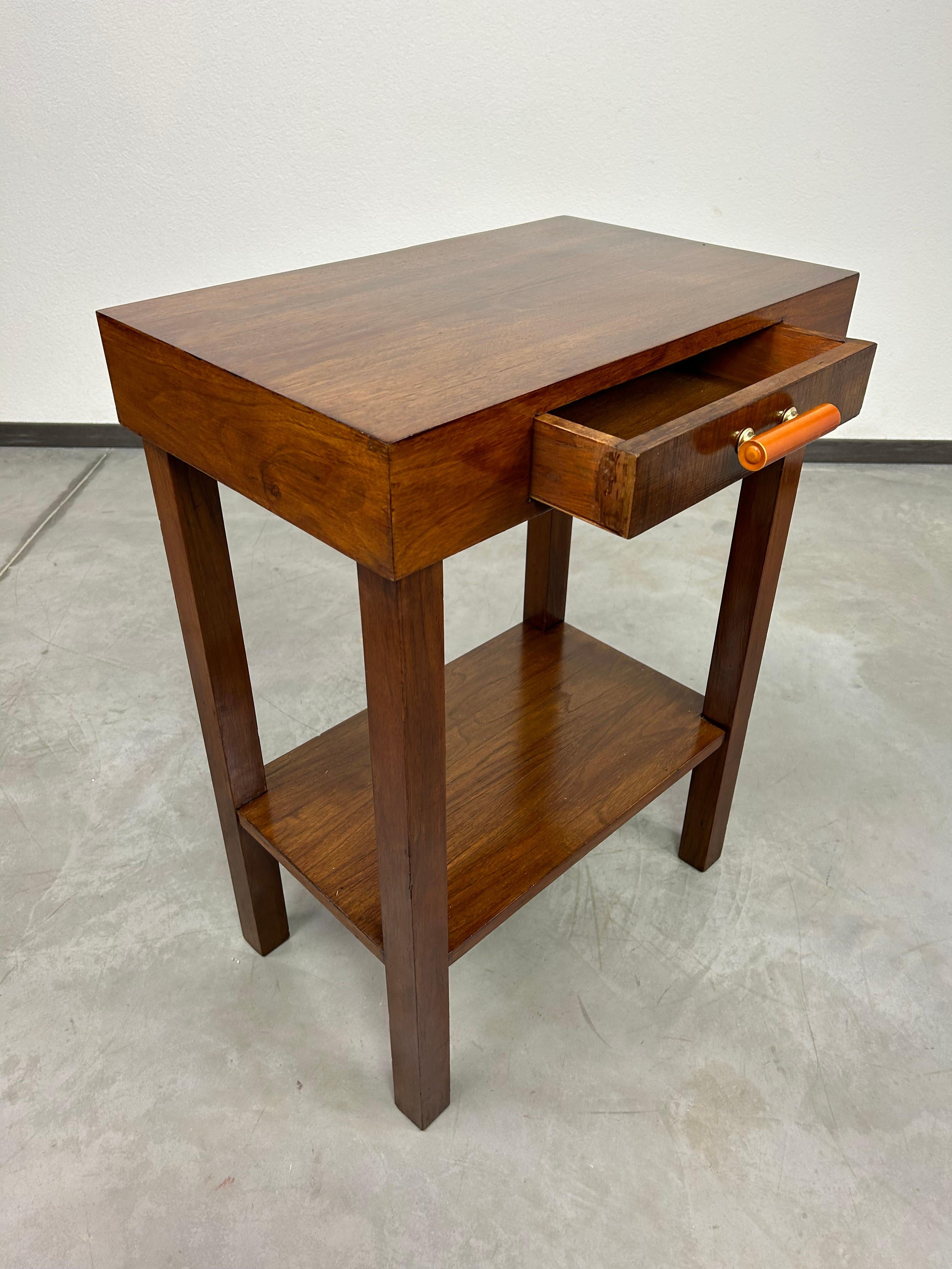 Milieu du XXe siècle Table d'appoint art déco en noyer en vente