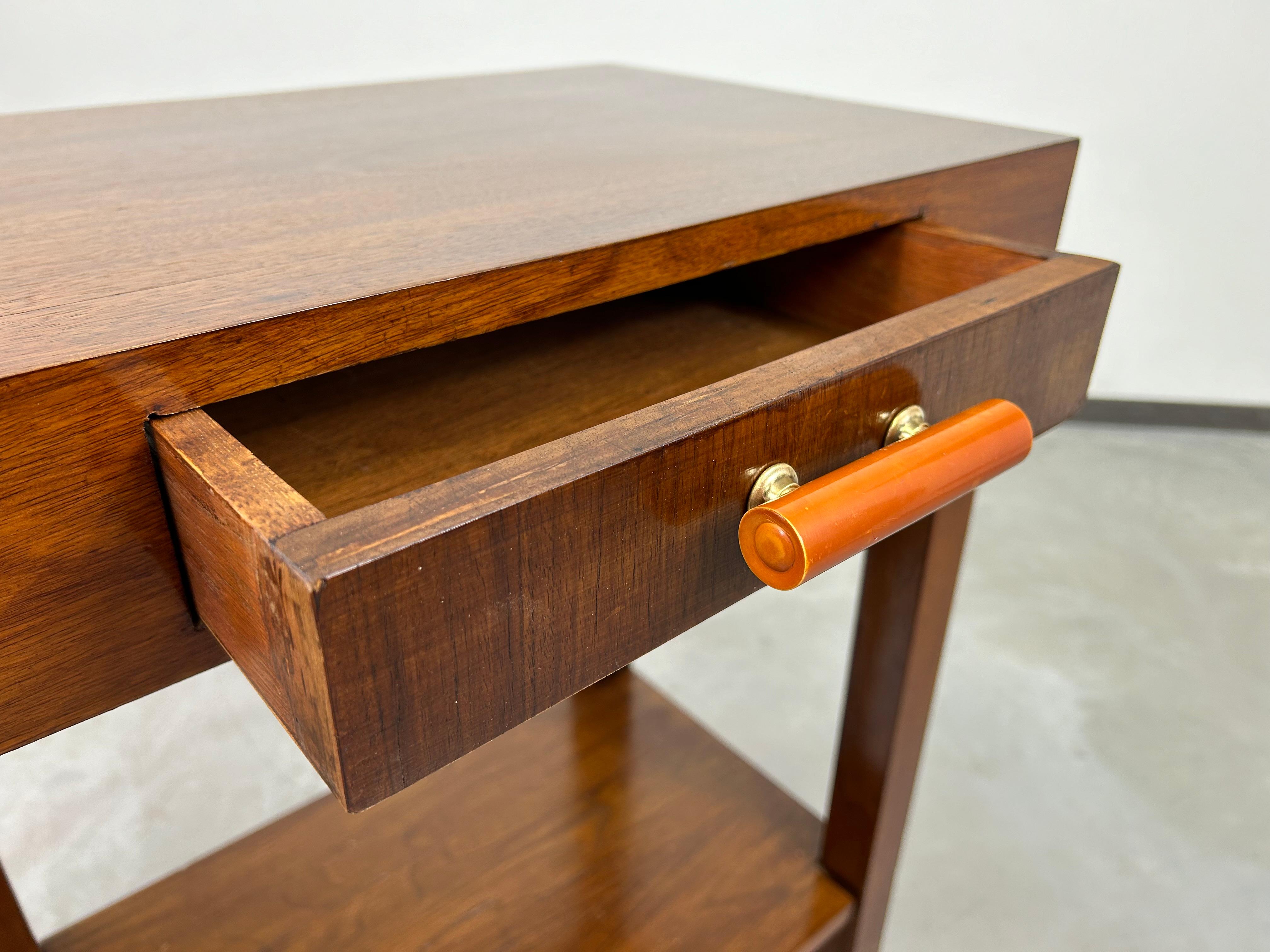 Noyer Table d'appoint art déco en noyer en vente