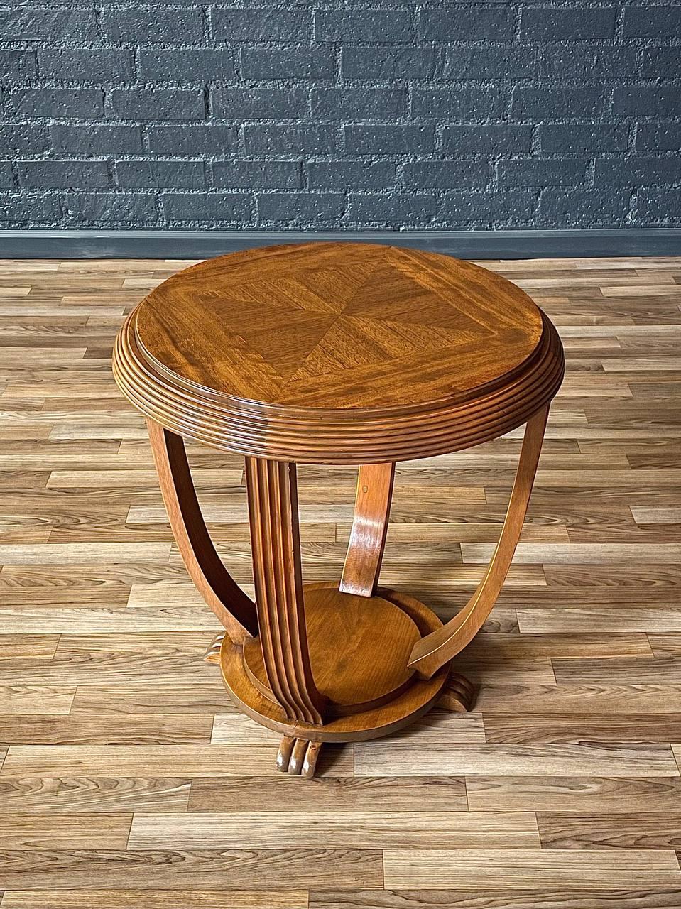 Zustand: Original Vintage By Zustand

Designer: Gall Möbel
Hersteller: Gall Möbel
MATERIALIEN: Nussbaum-gebeiztes Mahagoniholz

Ein auffälliger Art-Déco-Beistelltisch aus den 1940er Jahren von Gall Furniture, gefertigt aus Mahagoni mit einer warmen