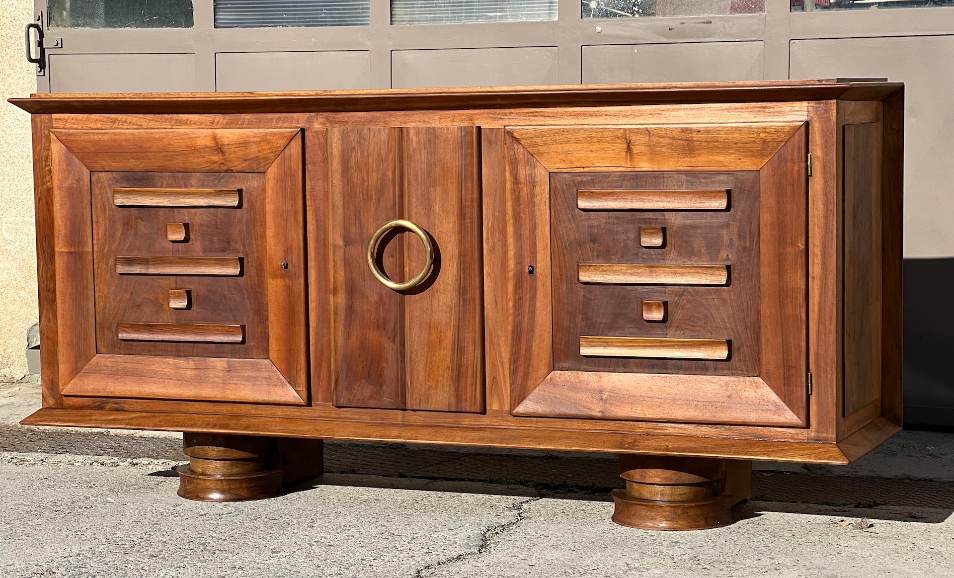 Beautiful enfilade in solid walnut art deco 1940 opening 2 doors and 1 central sliding drawer (opening can be used as a bar with glass shelves.
The enfilade has been entirely sanded and varnished