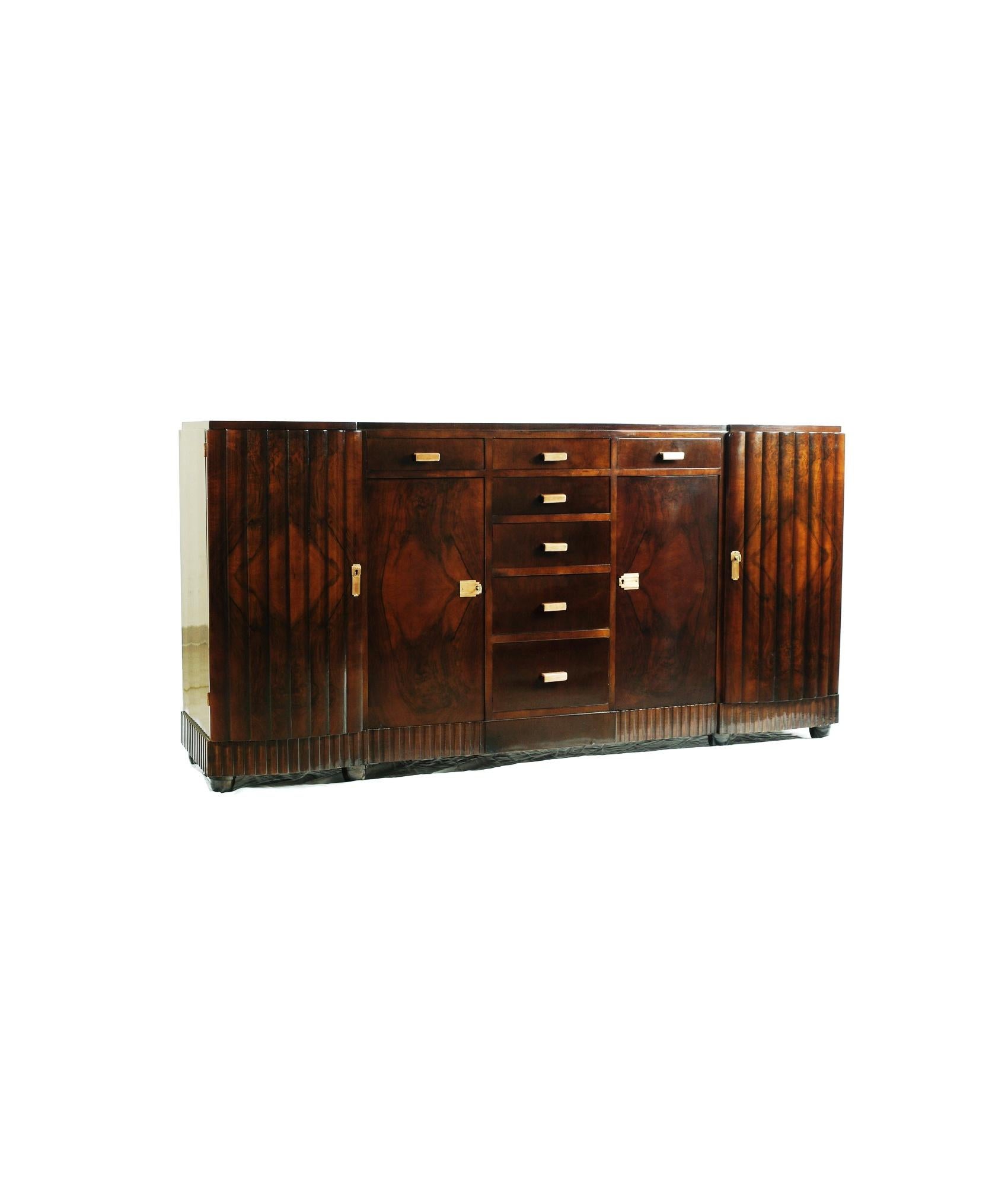 Francese Credenza Art Déco in noce del XX secolo in vendita