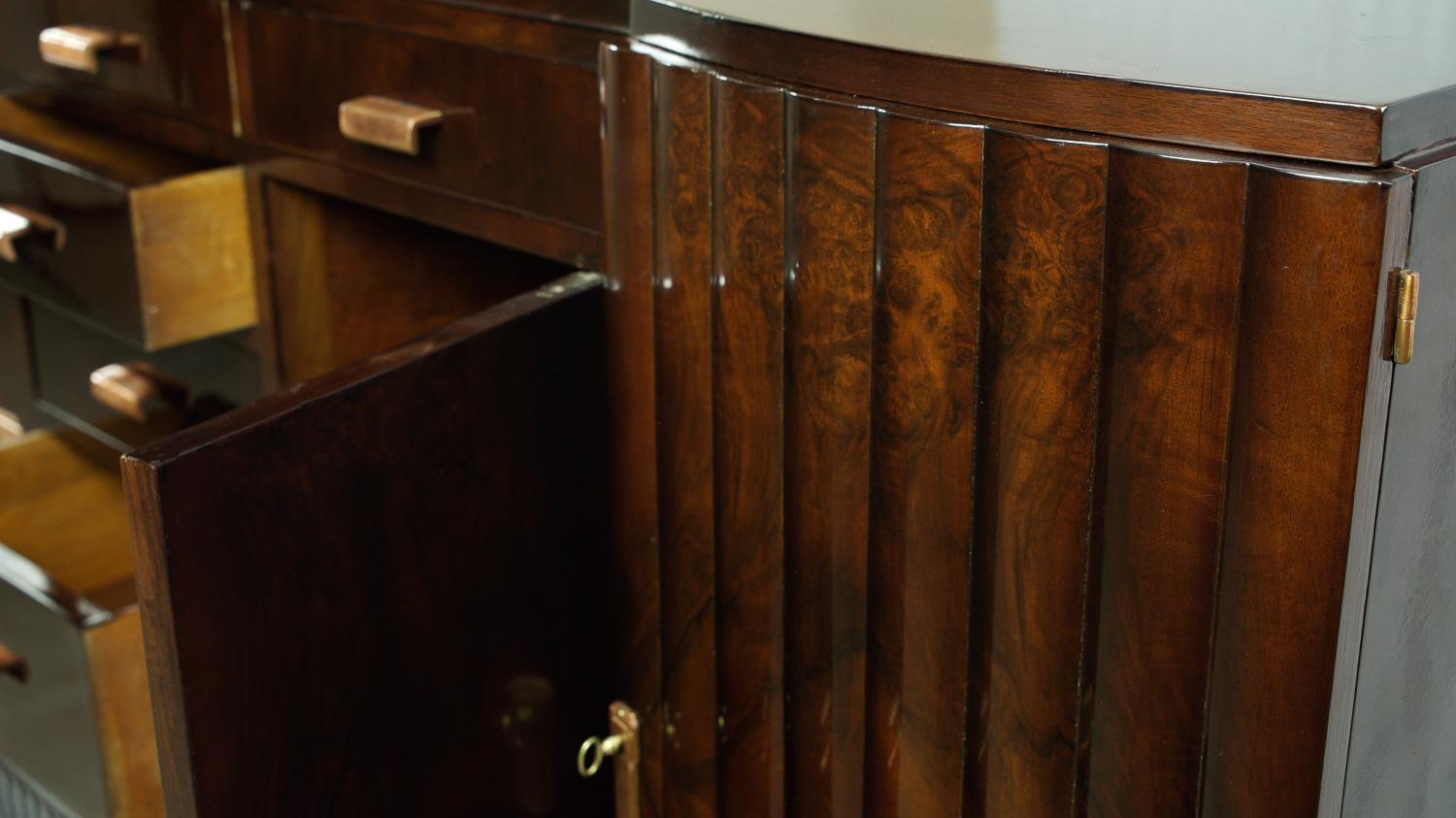 Verniciato Credenza Art Déco in noce del XX secolo in vendita