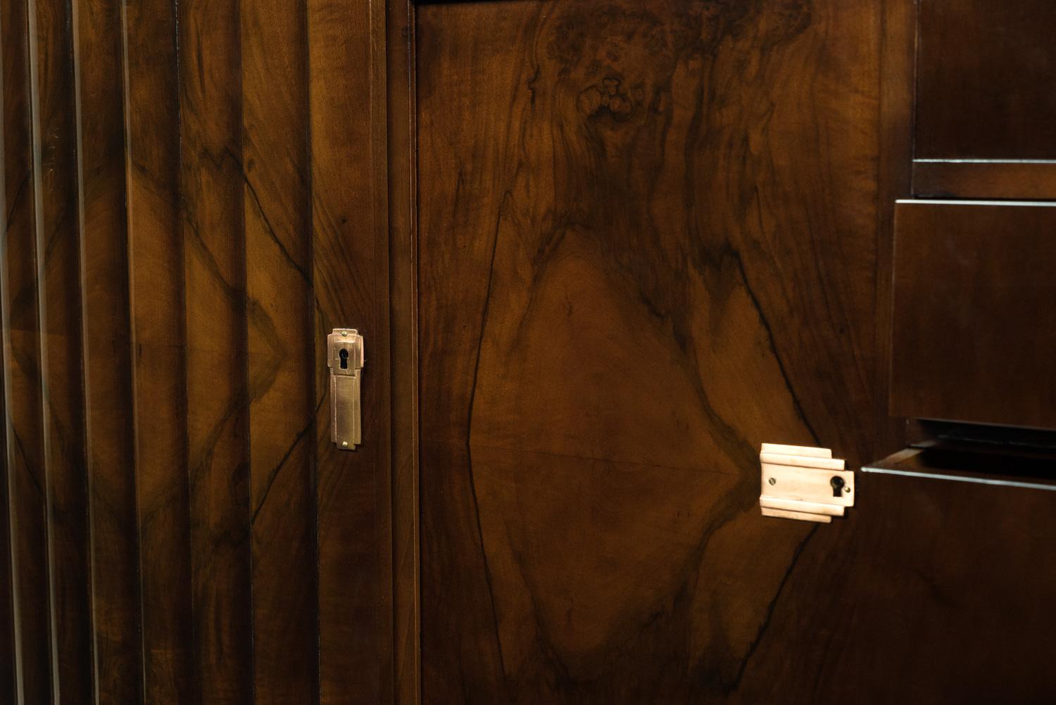 Credenza Art Déco in noce del XX secolo in vendita 2