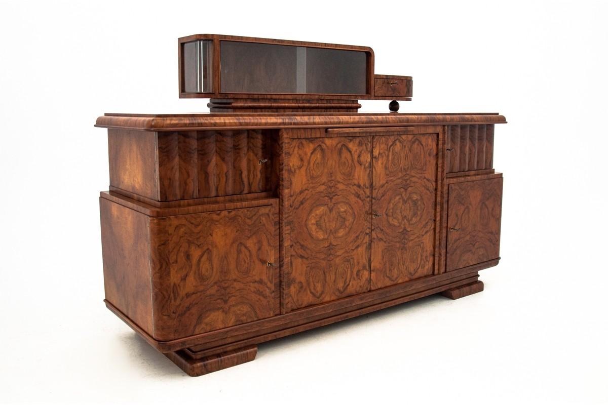 Beautiful and elegant Art Deco credenza made of walnut preserved in very good condition.
This piece comes from Poland, and it was made in circa 1930s-1940s
The furniture was dedicated to individual clients not only because of the richness of
