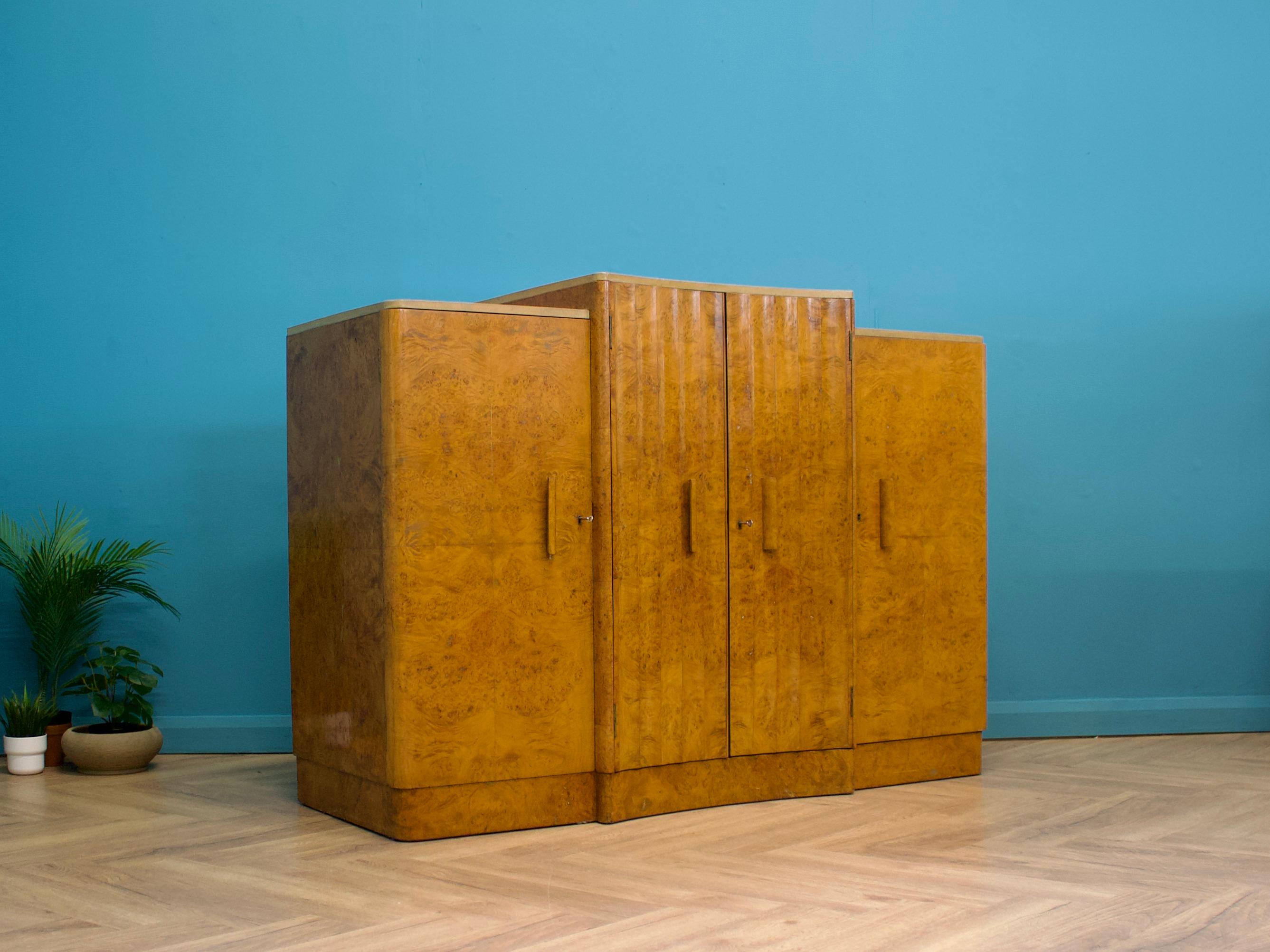 Buffet Art Déco en noyer de grande qualité, vers les années 1930 - par H & L Epstein


Il comprend un meuble central avec une rangée de tiroirs et deux meubles latéraux avec des étagères et un tiroir chacun.