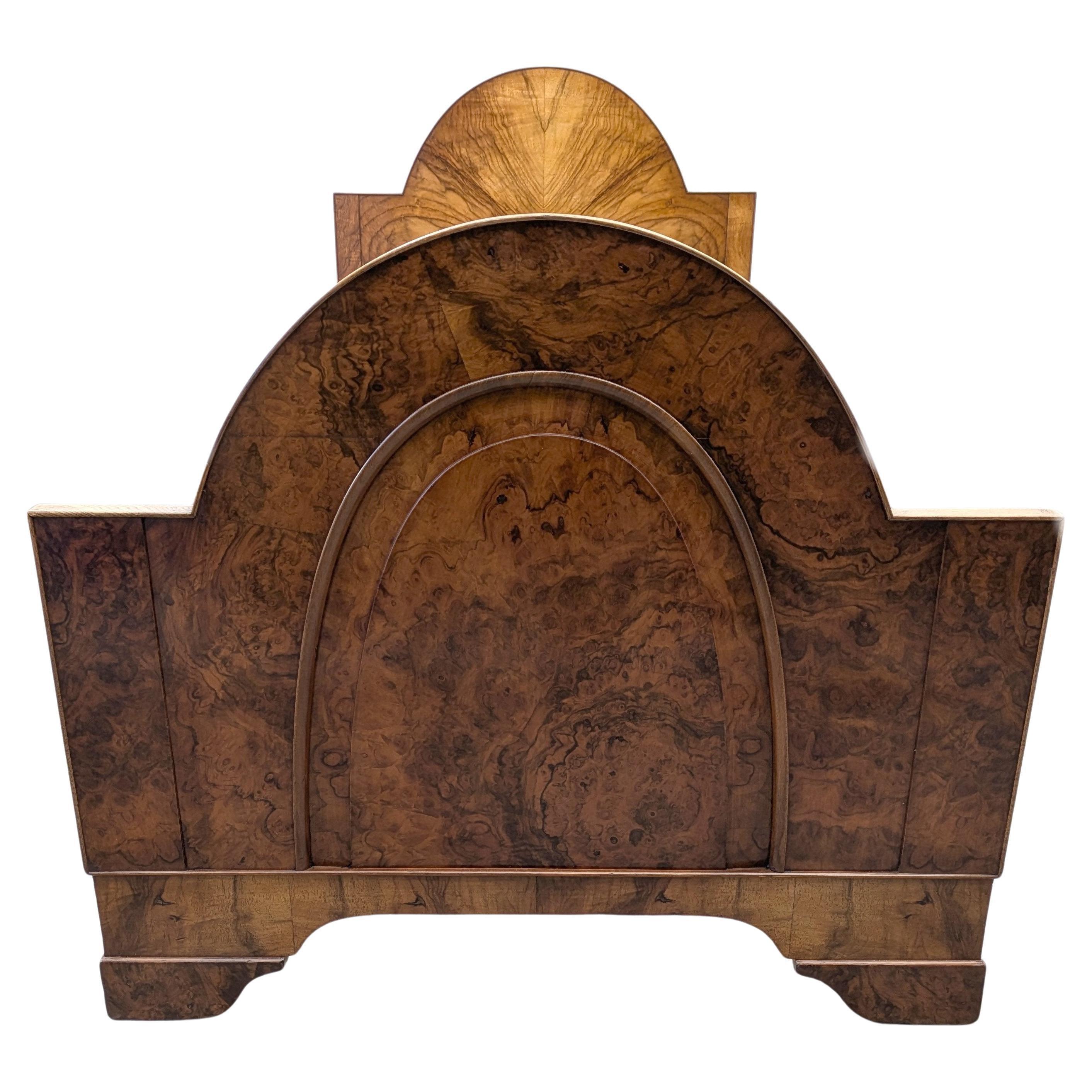 For your consideration are these superbly styled Art Deco single bed, totally original to the 1930s and made in England by the Vono bed company. Beautifully figured walnut veneers, a design that 'can't be mistaken for any other era' in a mid tone