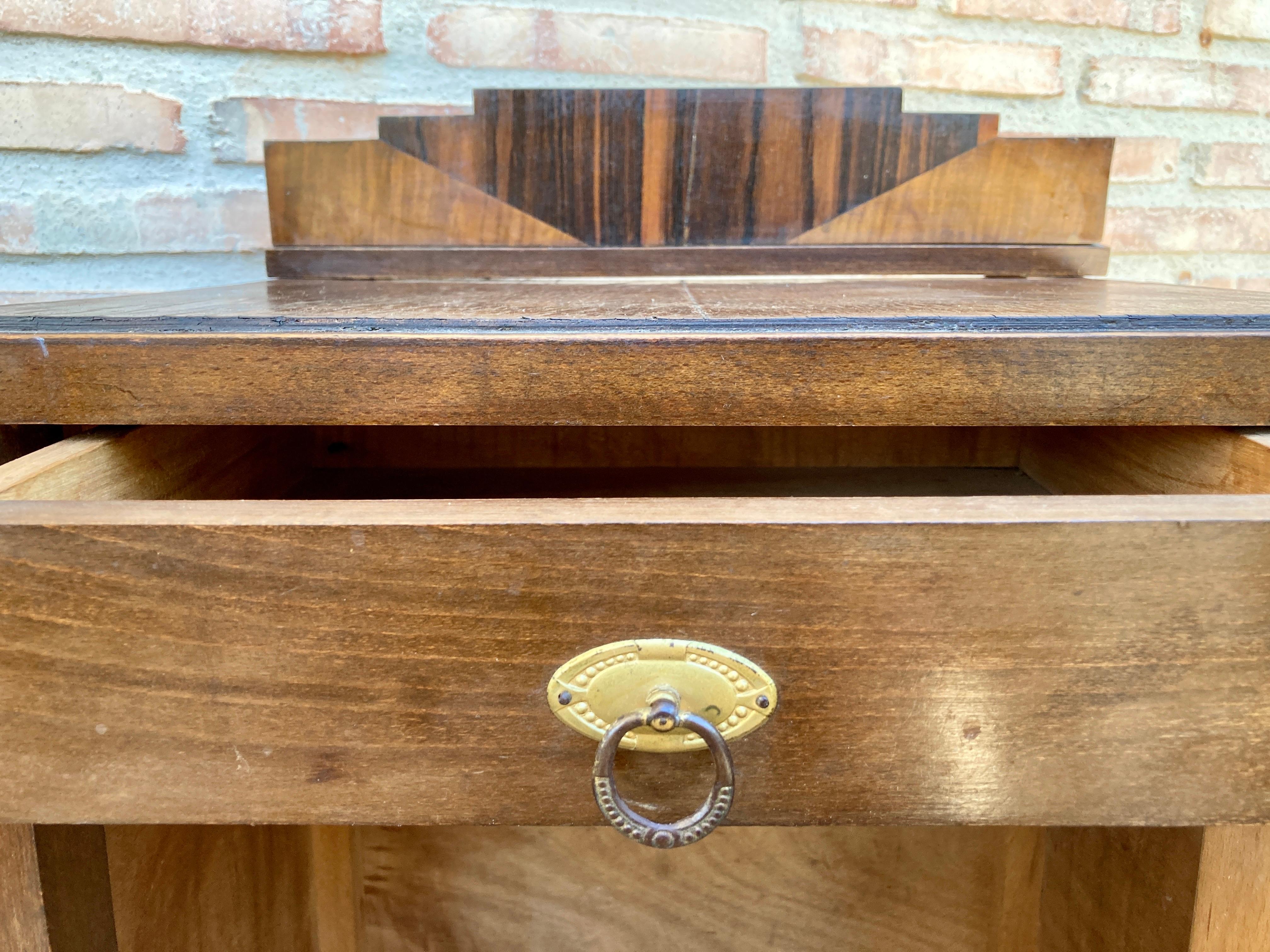 Art Deco Walnut Slab Side Cabinets or Nightstands with Carved Base, 1930s, Set o For Sale 5