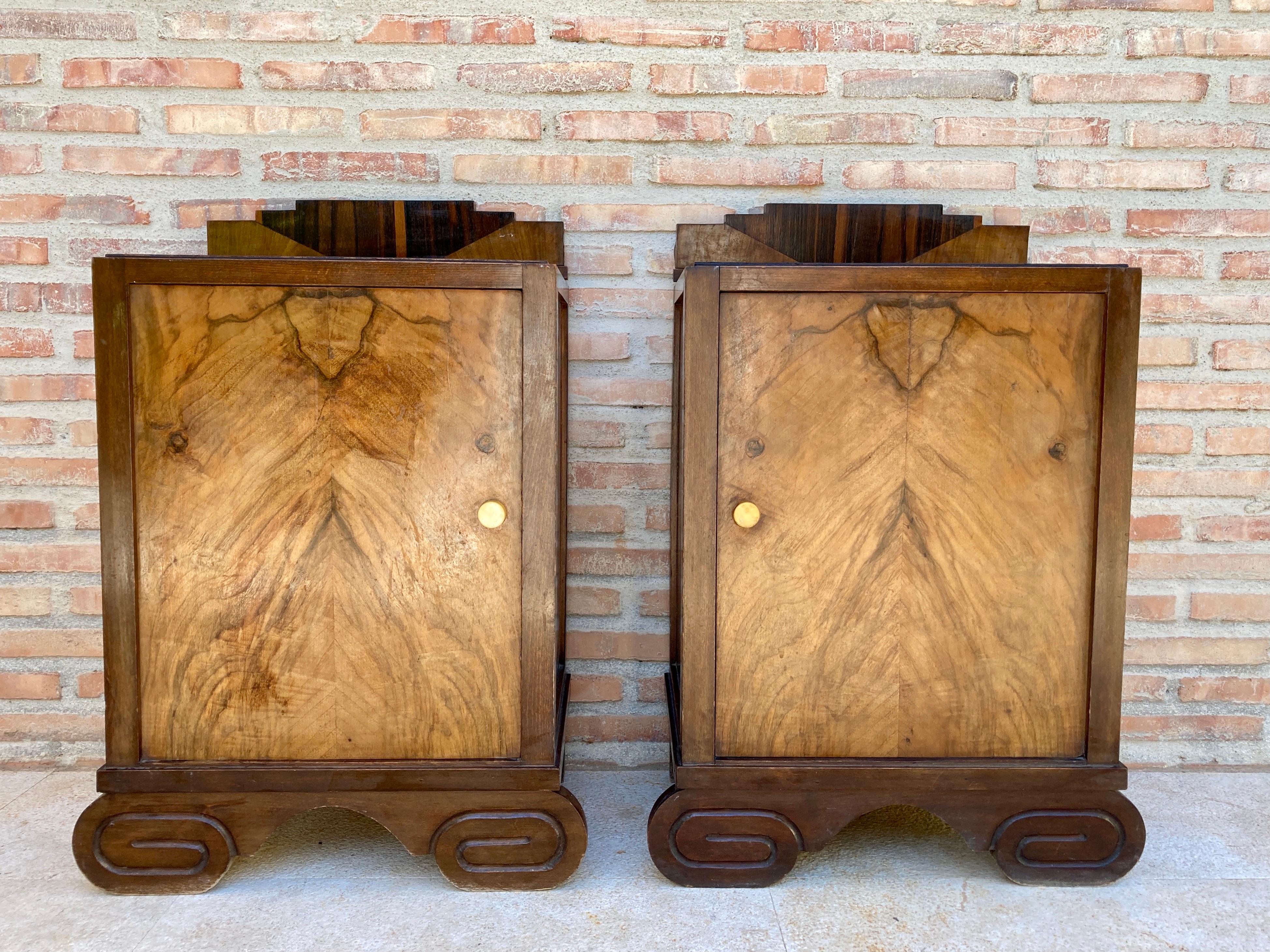 Art Deco side cabinets or nightstands with Ebonized base, 1930s, Set of 2.
Wonderful pair of Art Deco nightstands or nightstands.
Striking French design from the 1930s.
Solid walnut and walnut veneer with original resin knobs.
In very good