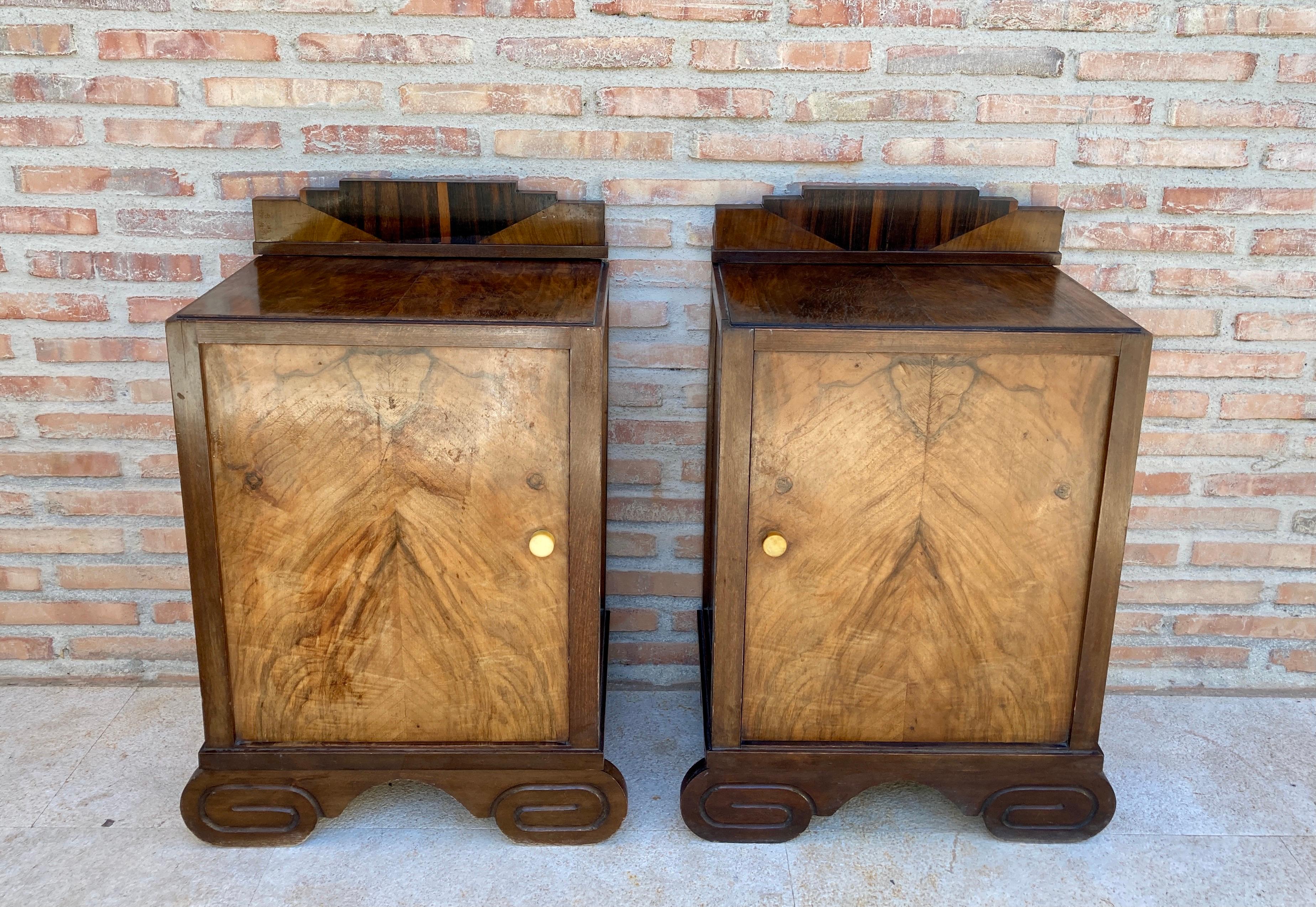French Art Deco Walnut Slab Side Cabinets or Nightstands with Carved Base, 1930s, Set o For Sale
