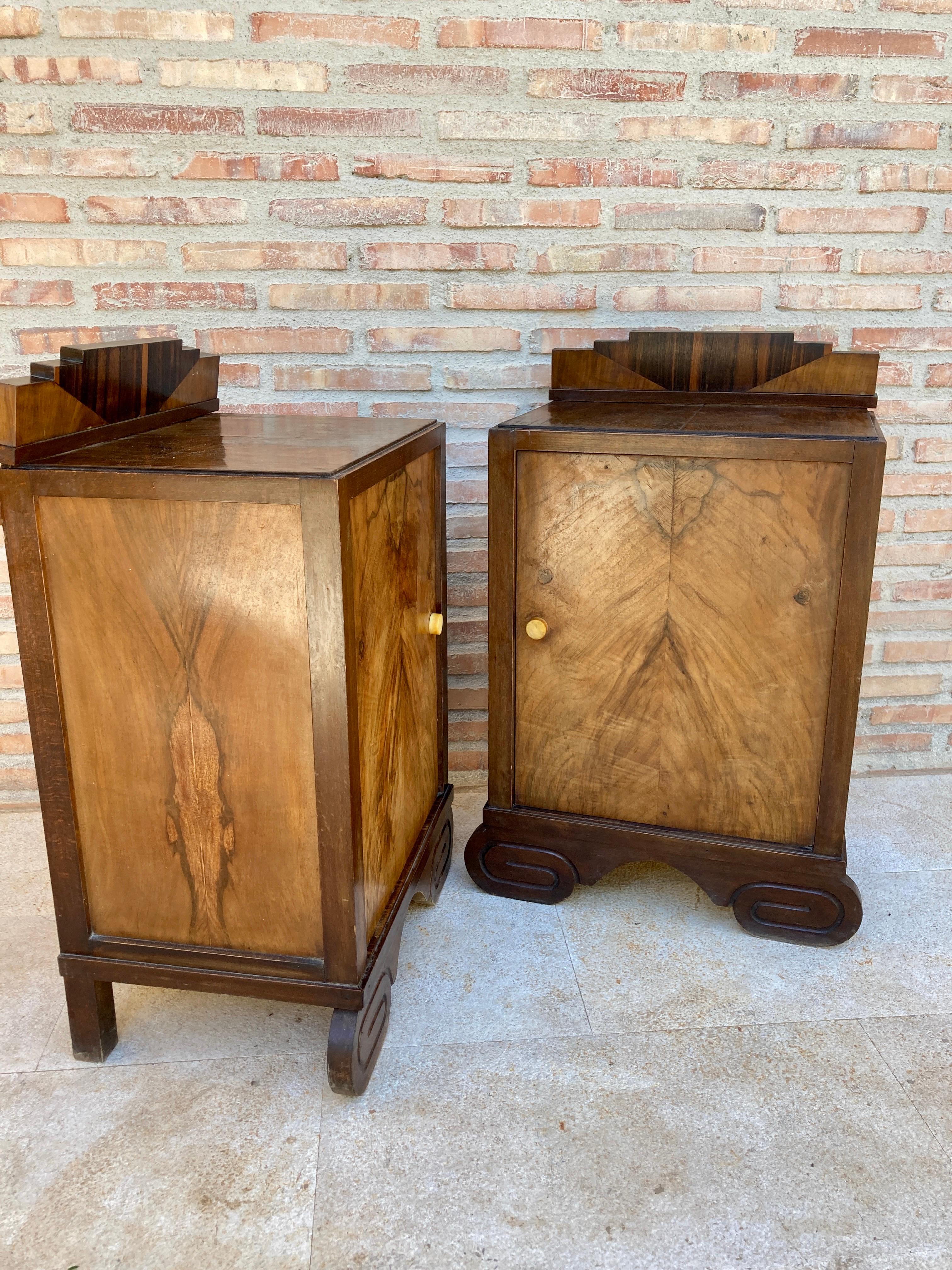 Art Deco Walnut Slab Side Cabinets or Nightstands with Carved Base, 1930s, Set o In Good Condition For Sale In Miami, FL