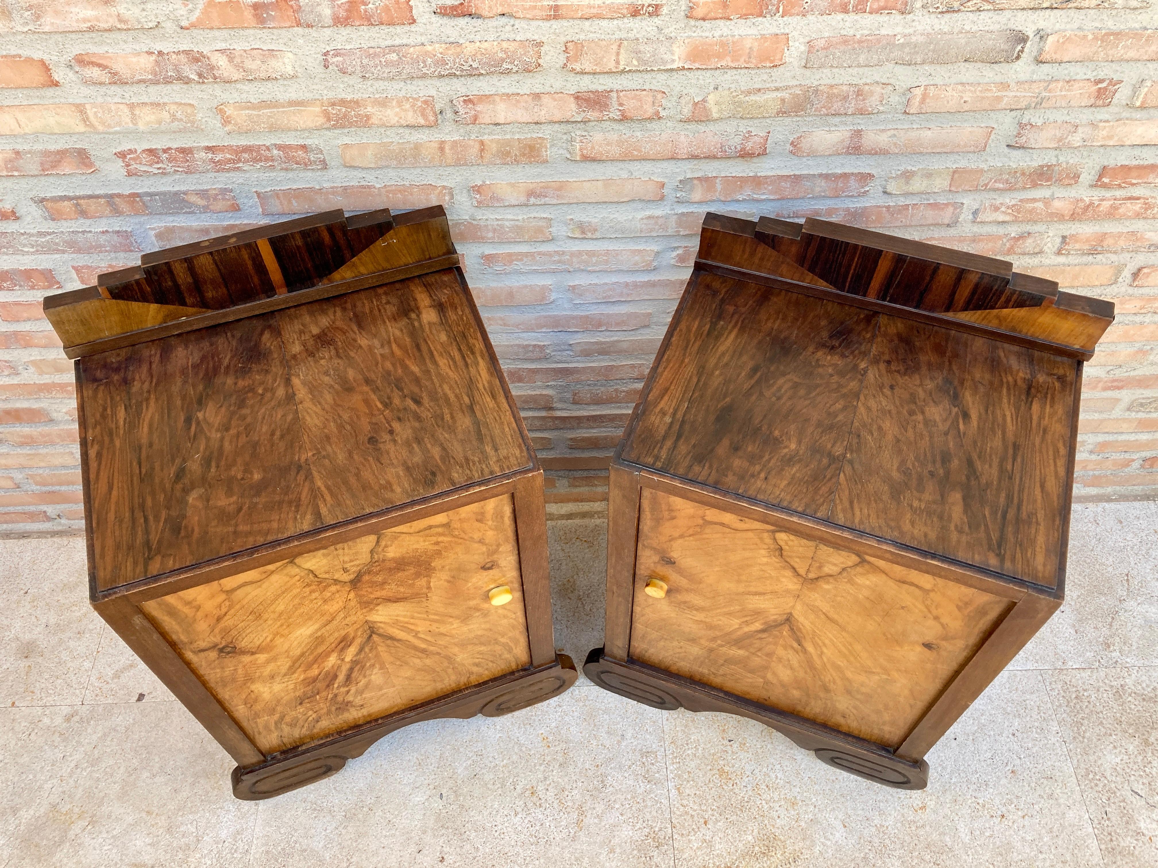 20th Century Art Deco Walnut Slab Side Cabinets or Nightstands with Carved Base, 1930s, Set o For Sale