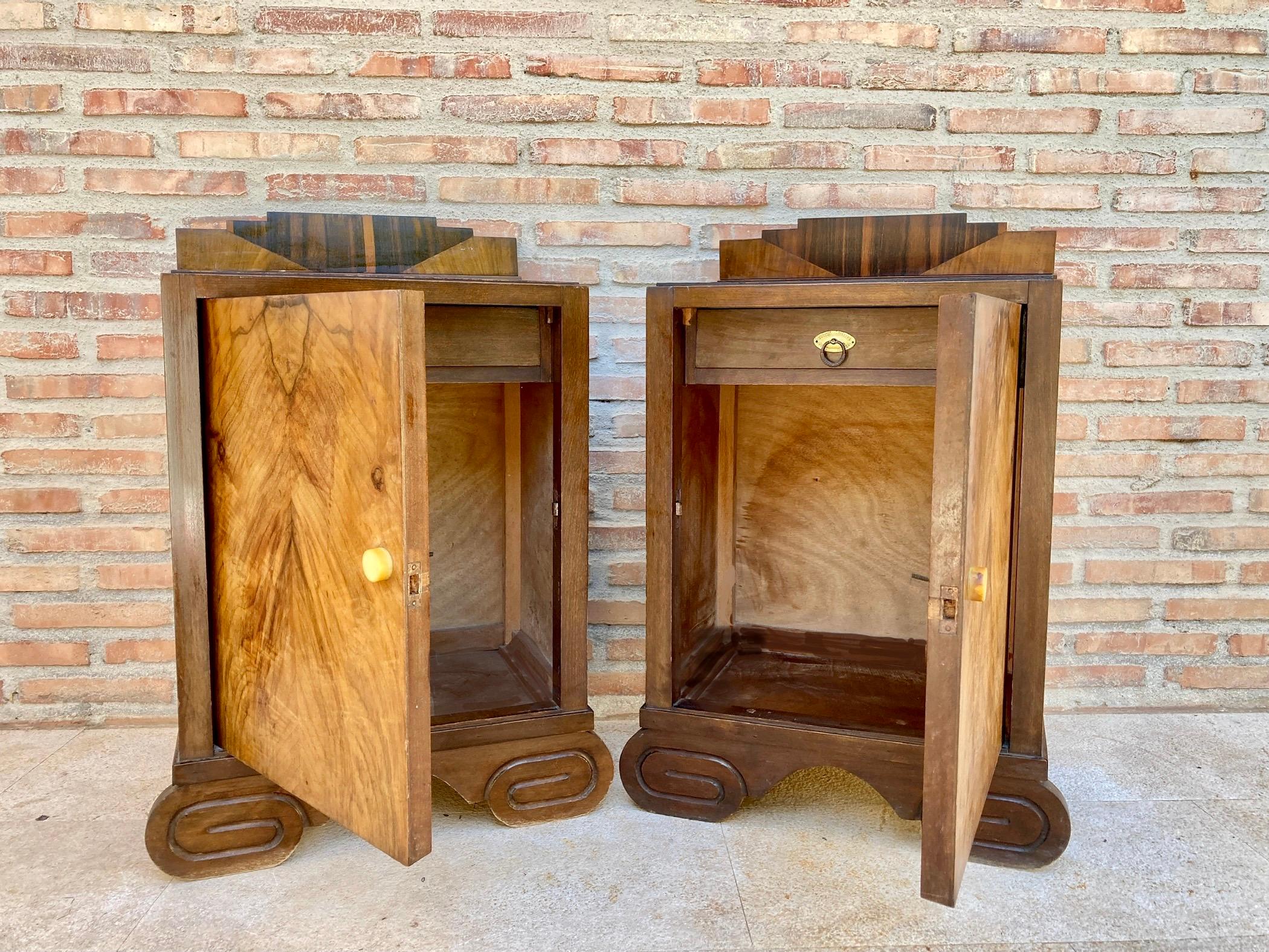 Art Deco Walnut Slab Side Cabinets or Nightstands with Carved Base, 1930s, Set o For Sale 1