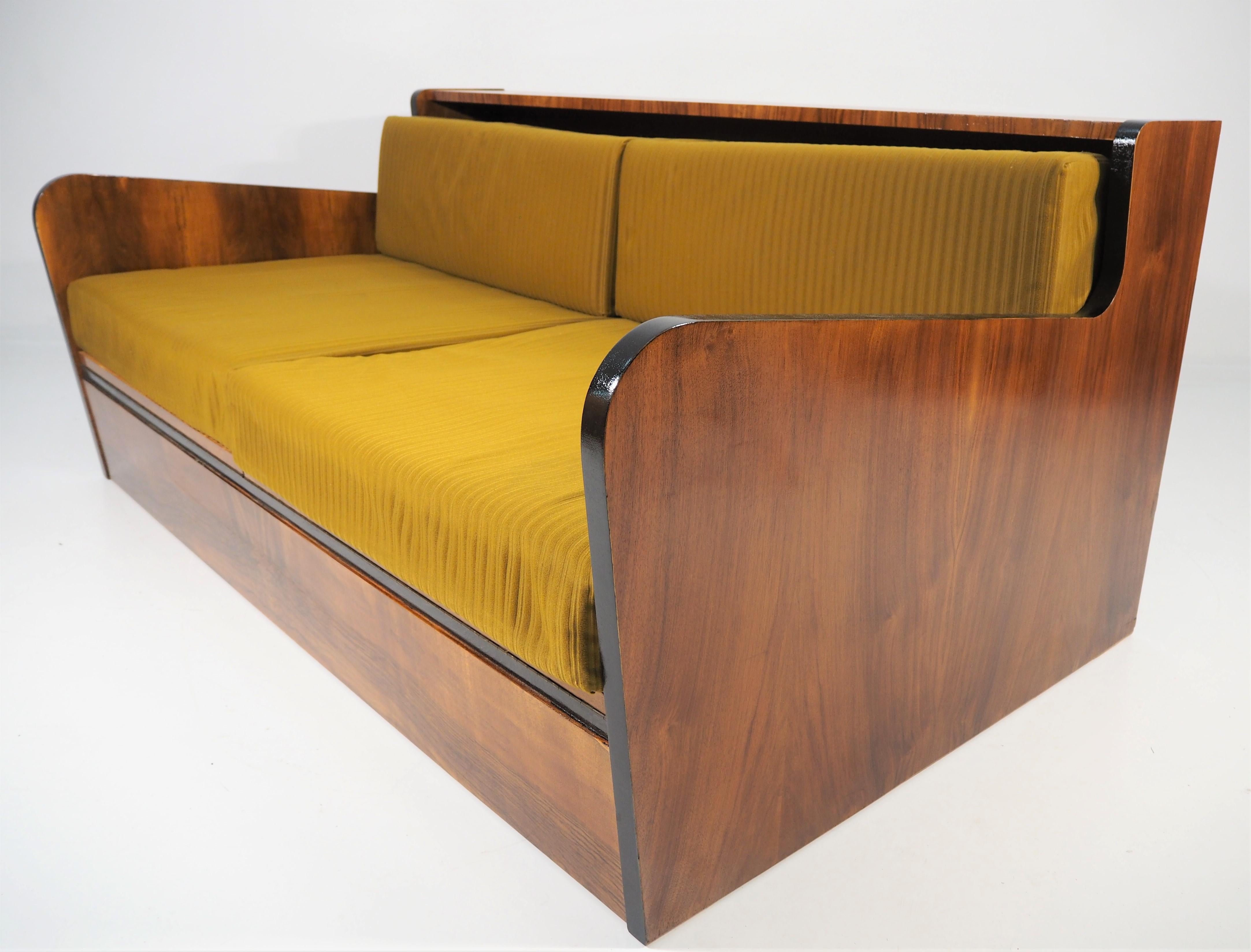 Art Deco Walnut Sofa Bed, 1960s In Good Condition In Bielsko Biala, slaskie