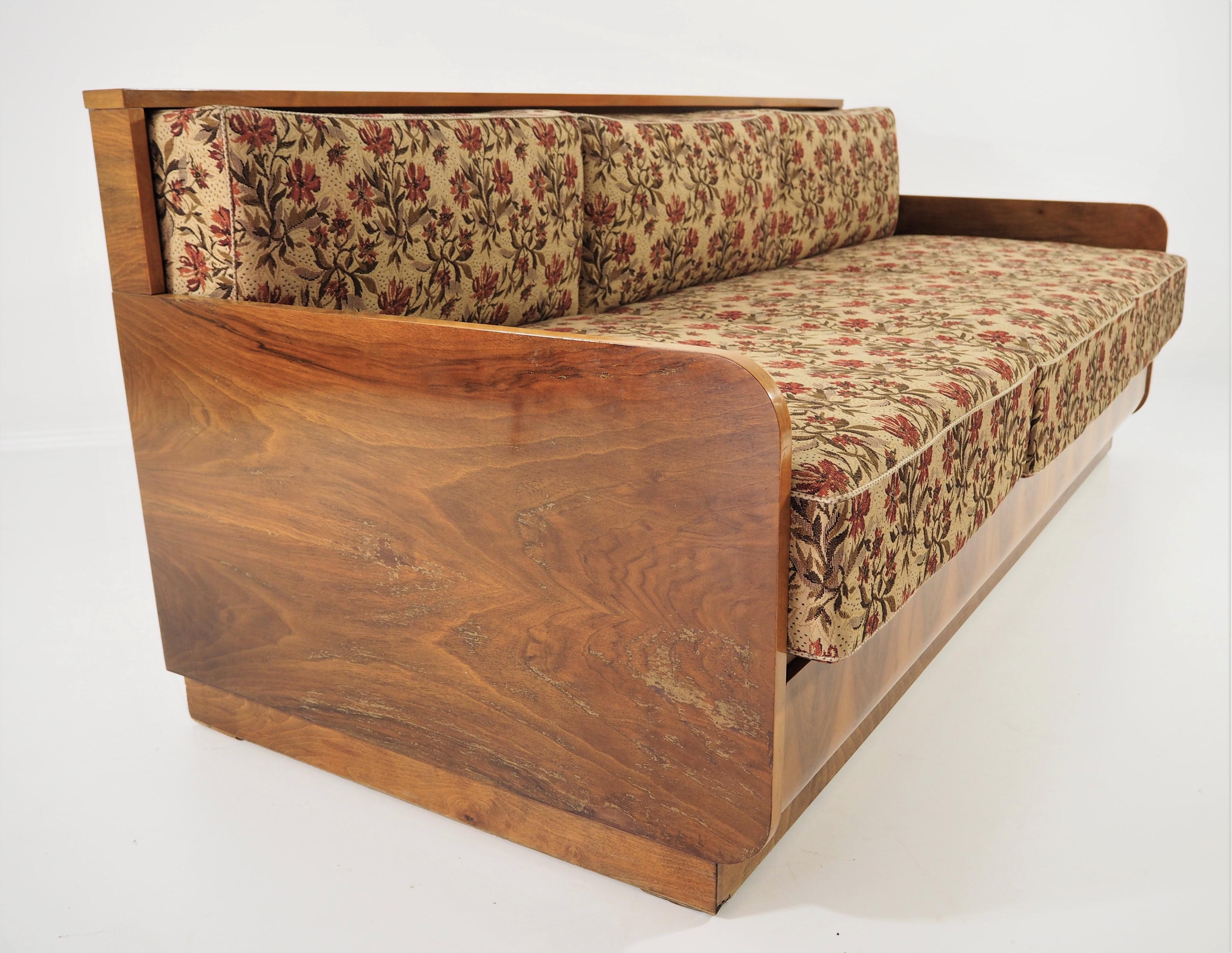 Art Deco Walnut Sofa Bed, 1960s In Good Condition For Sale In Bielsko Biala, slaskie