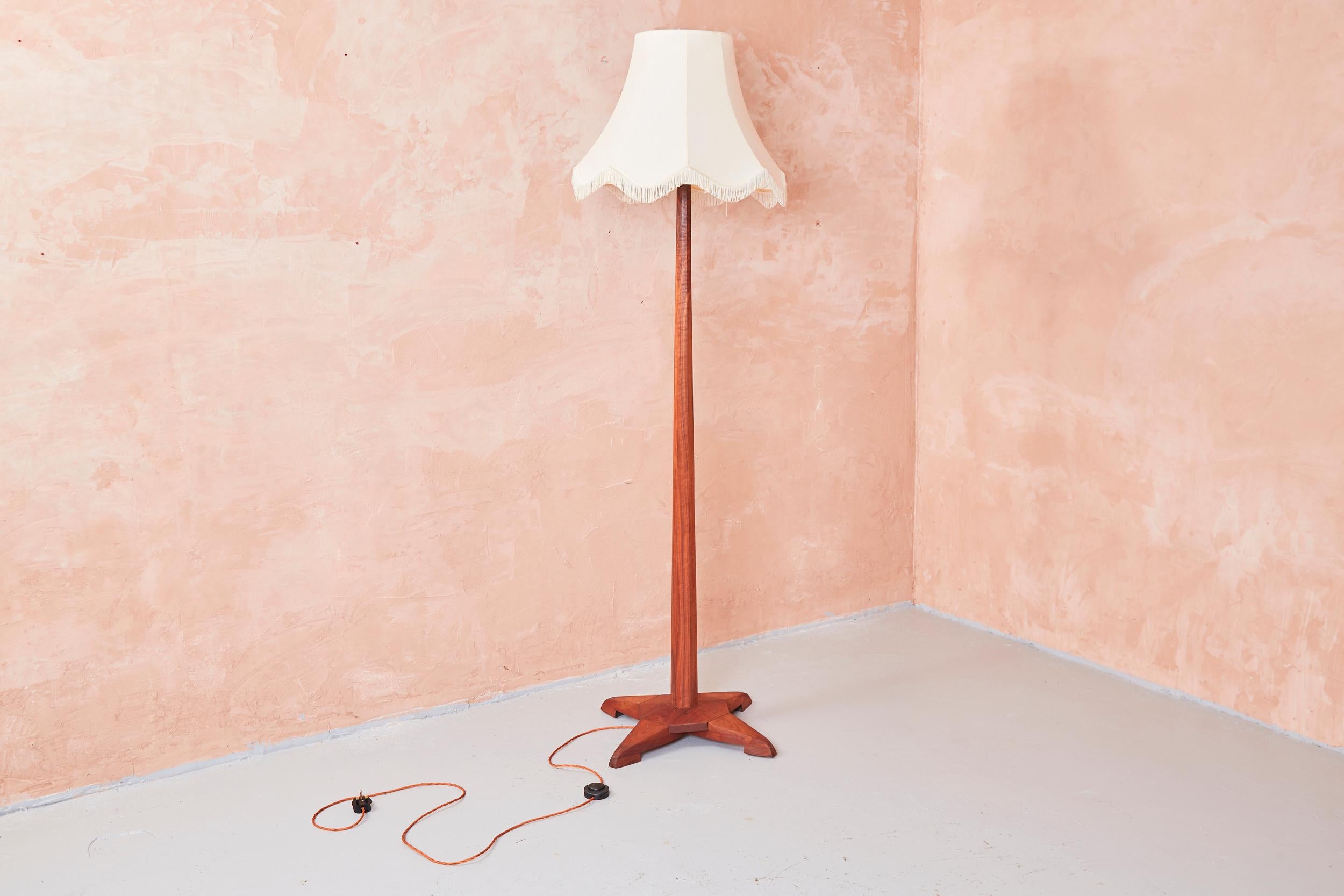 An Art Deco floor lamp in walnut, with an octagonal shaft and claw foot base.

Professionally rewired with new flex, foot switch, and a safety switch lampholder.

Can be supplied with shade as pictured.

Suitable for 240v or US 110v operation.
