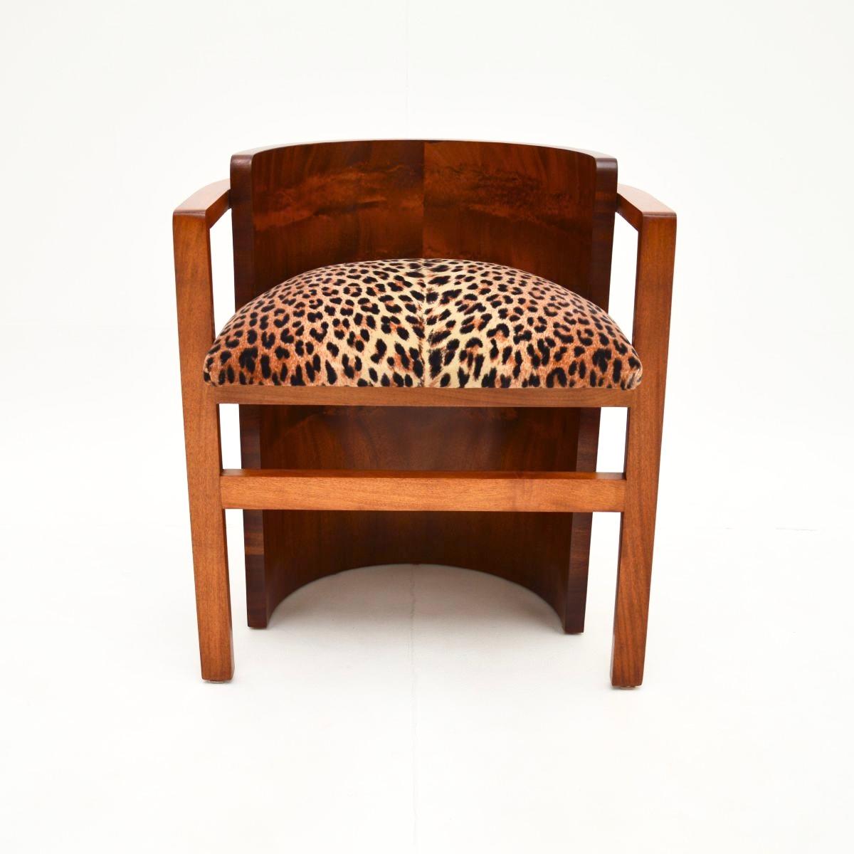 Un tabouret / chaise d'appoint en noyer de style Art Déco absolument magnifique. Il a été fabriqué en Angleterre, il date des années 1930.

D'une qualité exceptionnelle, il est extrêmement bien construit et lourd. Sa taille est parfaite pour être