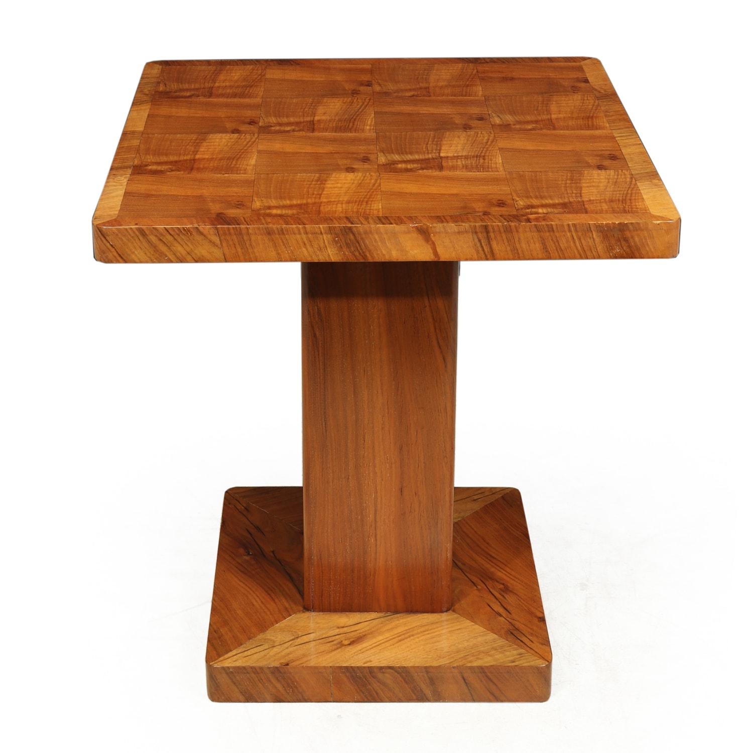 Art Deco walnut table, circa 1930
An English Art Deco walnut table with bookmatched chequre board design top, on square central plinth and base, the table is in very good condition and has been fully hand polished

Age: circa 1930

Style: Art