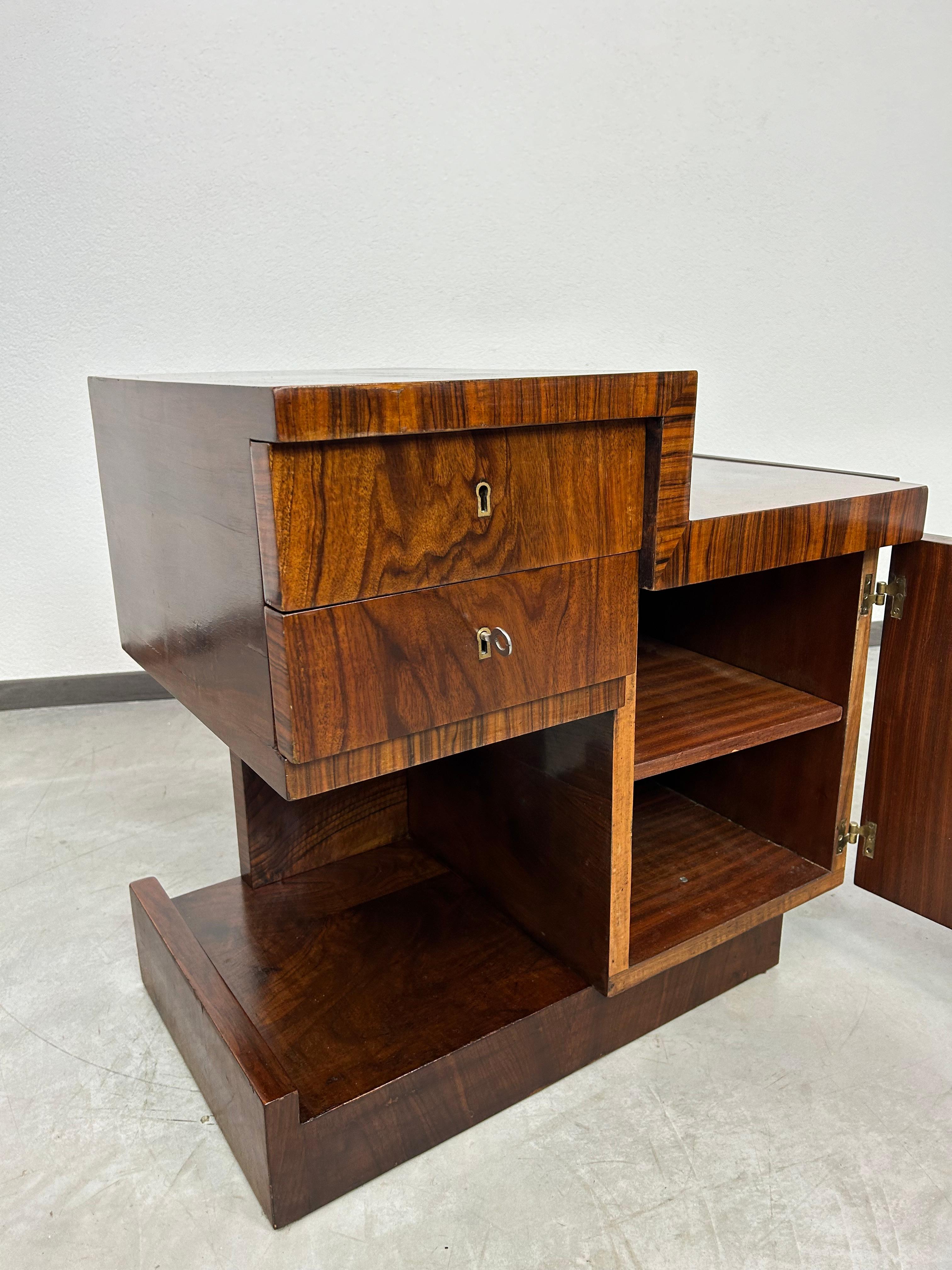 Milieu du XXe siècle Table art déco en noyer en vente