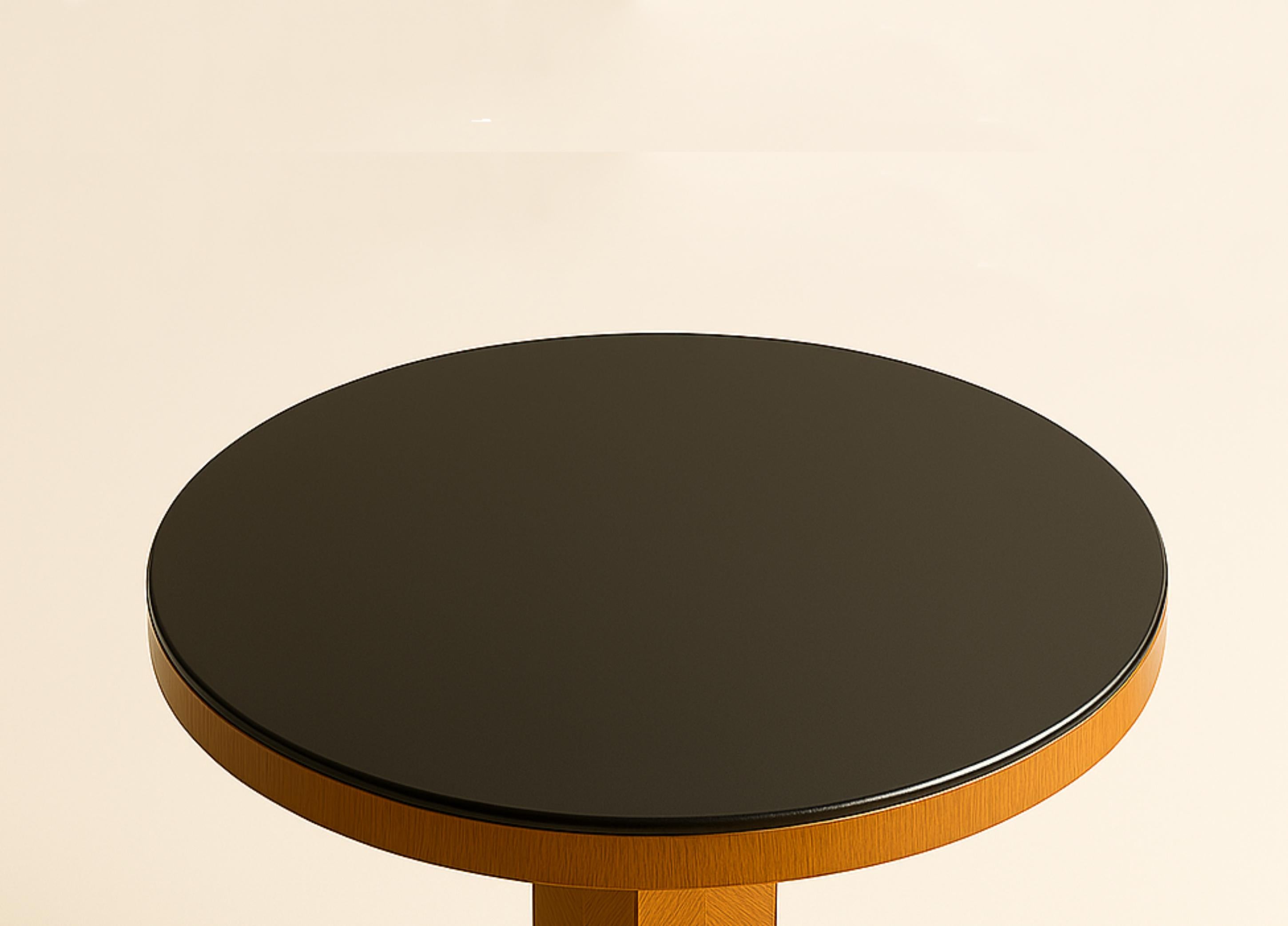 Una mesa auxiliar Art Déco de nogal con acabado barnizado, ideal para cualquier opción de decoración.
