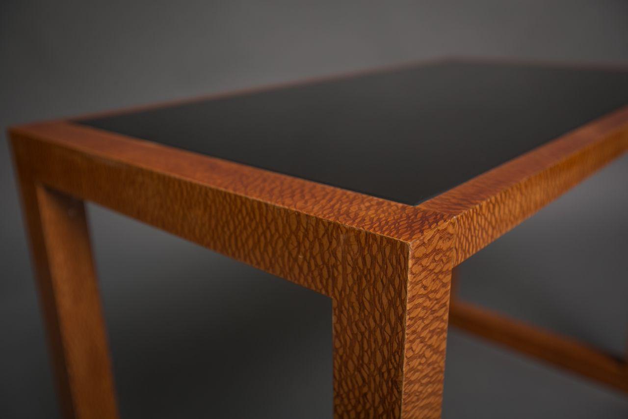 Art Deco Tisch aus Nussbaumholz mit Glaseinsatzplatte (Art déco) im Angebot