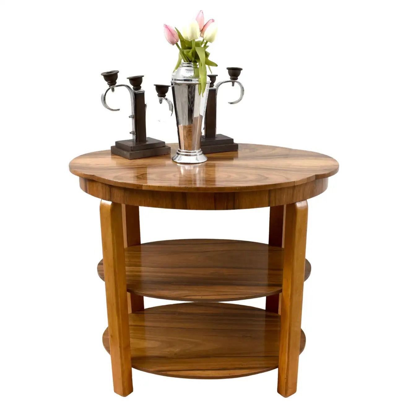 Wir bieten Ihnen diesen stilvollen Büchertisch aus englischem Nussbaumholz im Art-Déco-Stil aus den 1930er Jahren mit dreistufigen Regalen an. Ein sehr schönes Beispiel, das für mehrere Zwecke verwendet werden kann, ein Zentrum, Ende, Couchtisch.