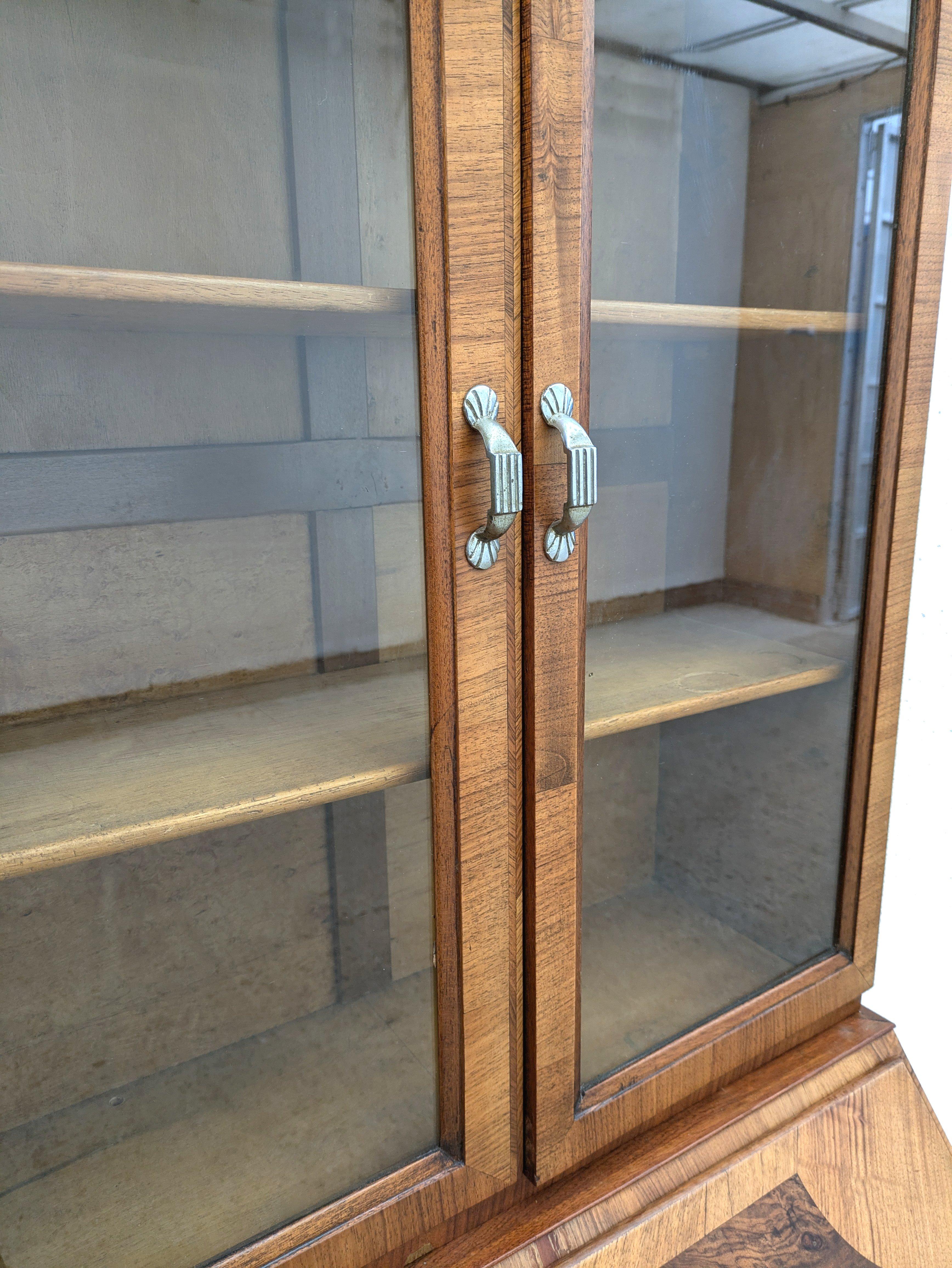 Libreria a libro verticale in legno di noce Art Deco, Inghilterra, 1930 ca. in vendita 5