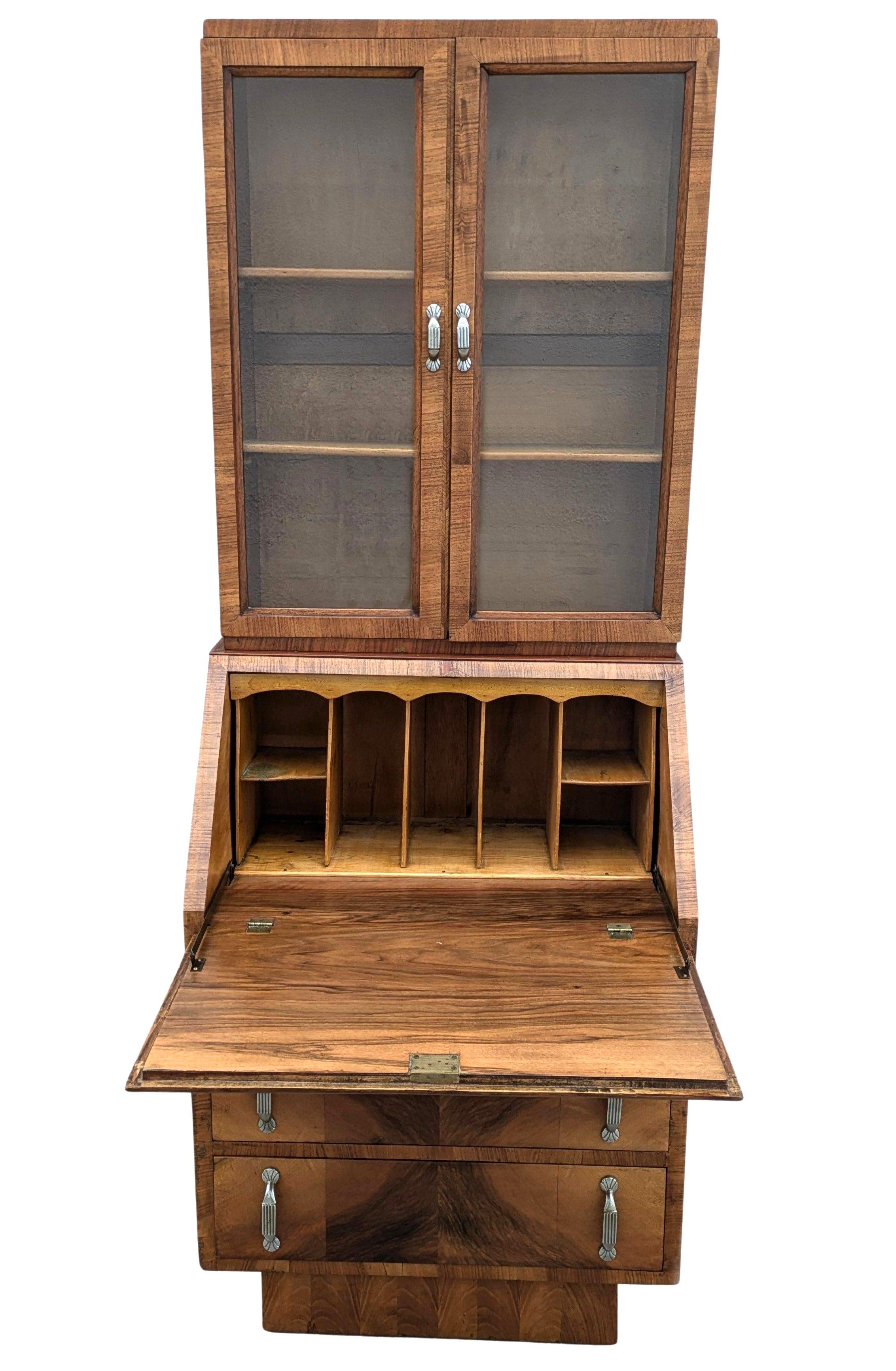 Libreria a libro verticale in legno di noce Art Deco, Inghilterra, 1930 ca. In condizioni buone in vendita a Devon, England