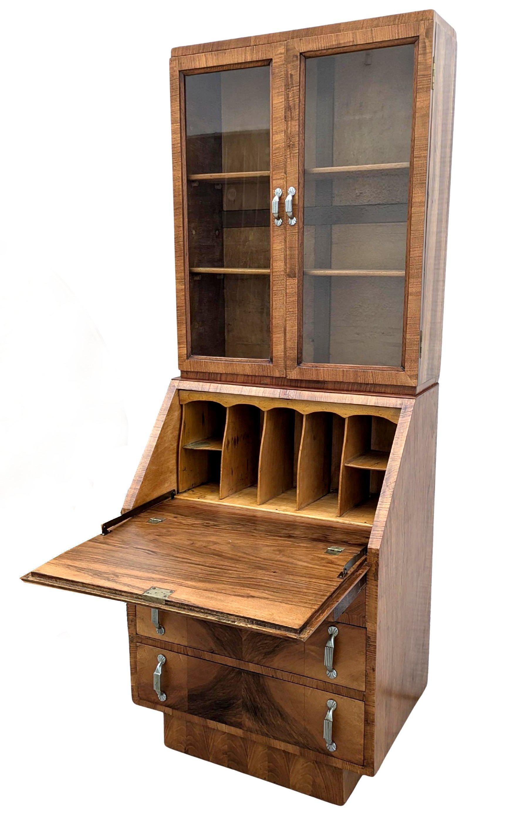 XX secolo Libreria a libro verticale in legno di noce Art Deco, Inghilterra, 1930 ca. in vendita