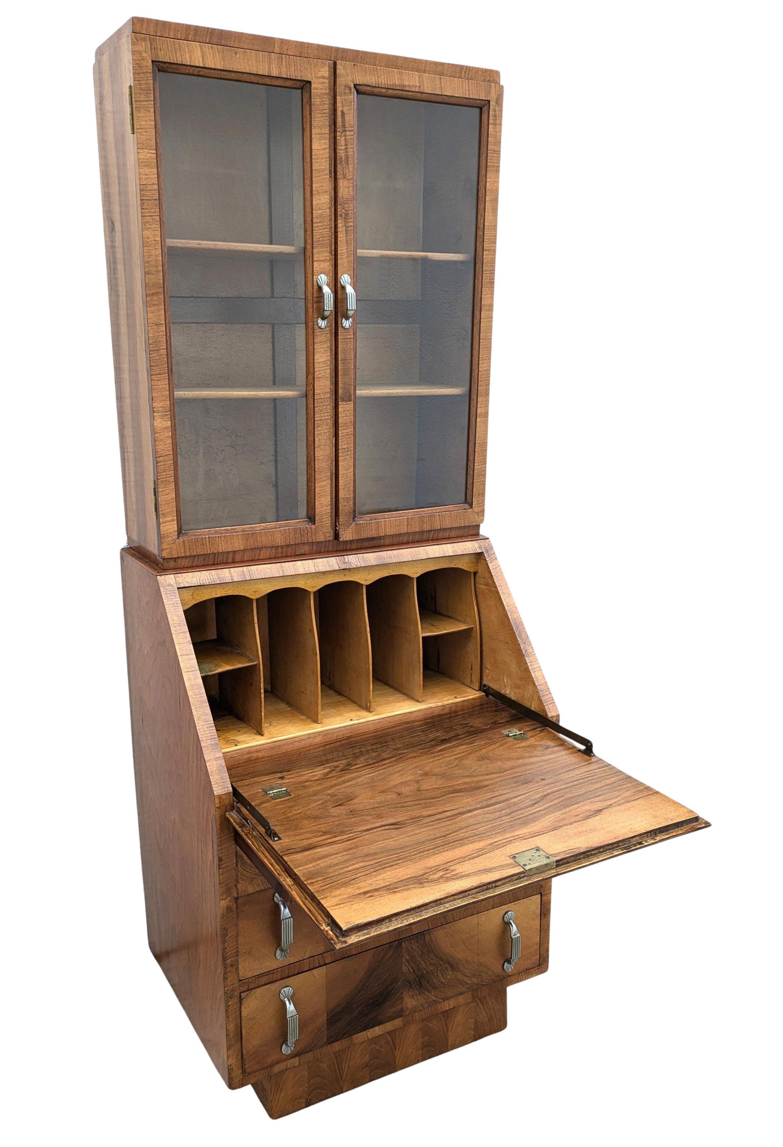 Vetro Libreria a libro verticale in legno di noce Art Deco, Inghilterra, 1930 ca. in vendita