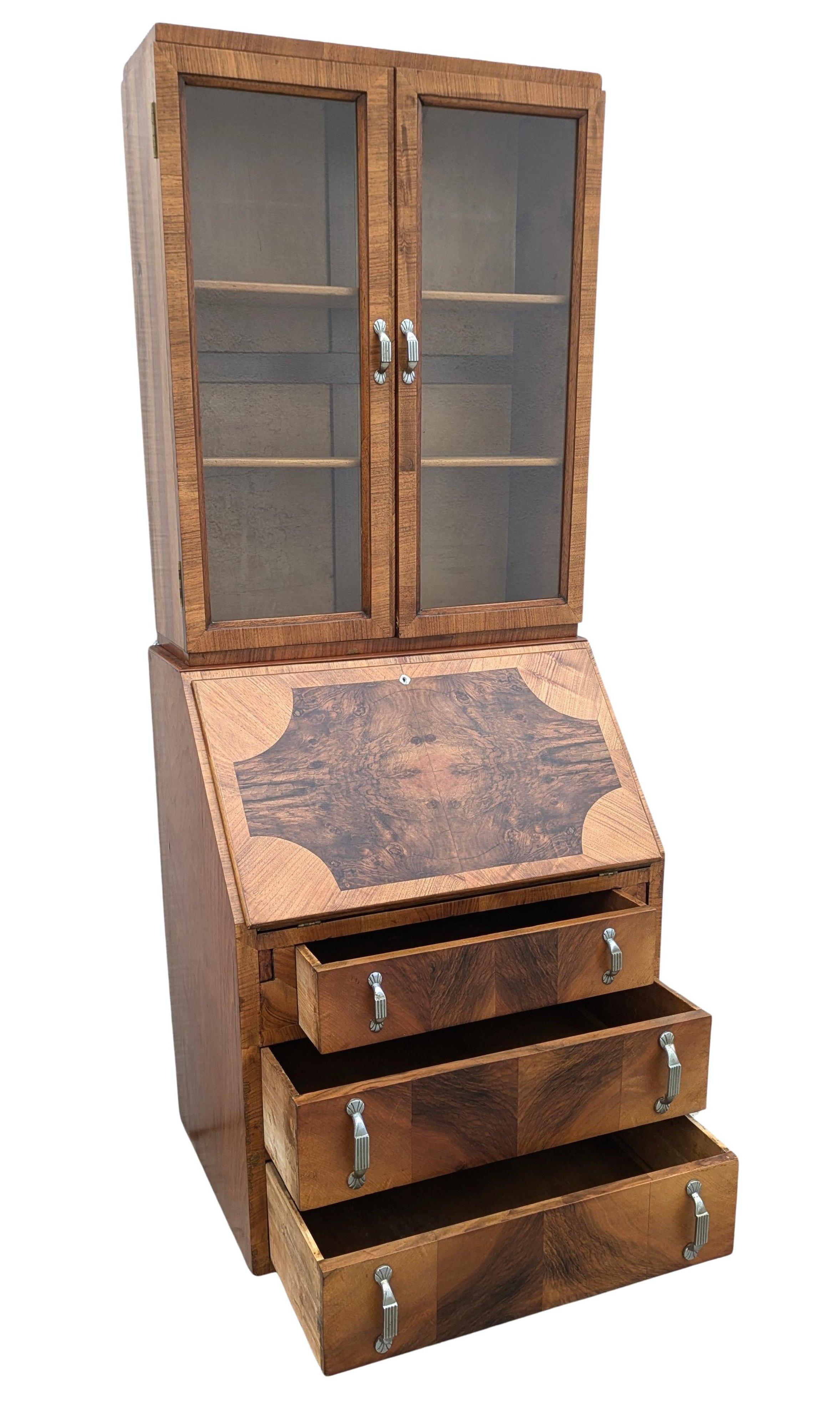 Libreria a libro verticale in legno di noce Art Deco, Inghilterra, 1930 ca. in vendita 1