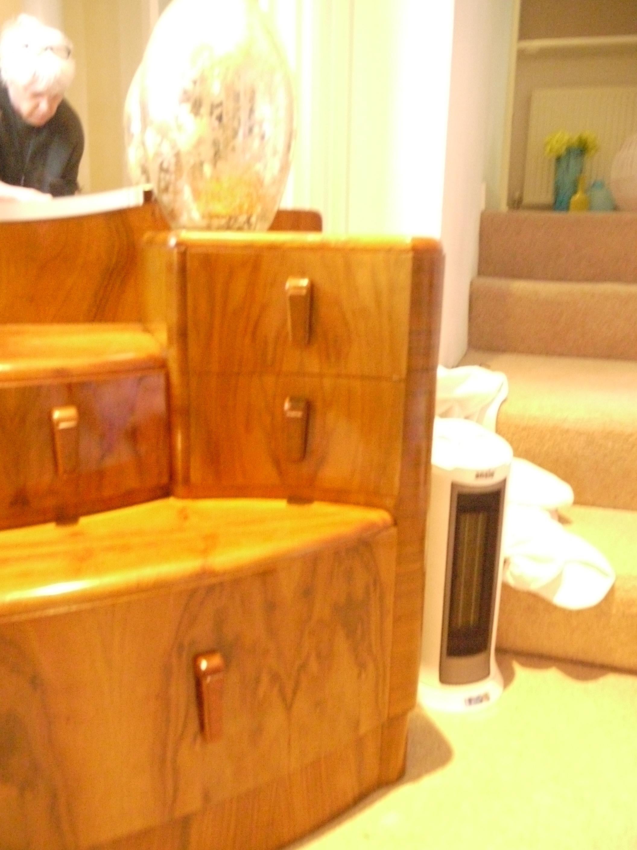 Art Deco Walnut Veneer Dressing Table with Six Drawers and Large Mirror, 1930s For Sale 1