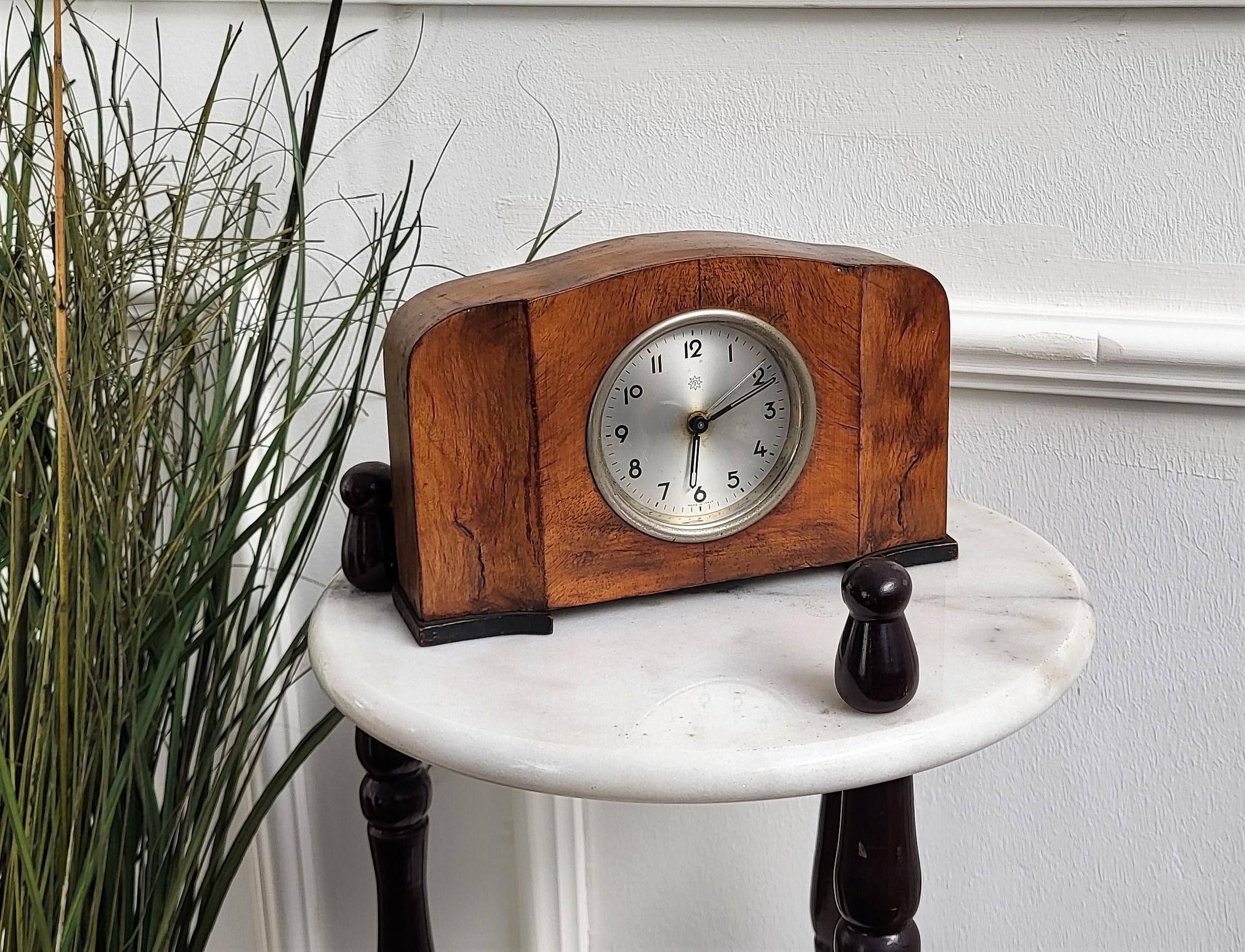 Art Deco-Stil Walnussfurnier und verchromte Elemente Kaminsims Tisch Schreibtisch Wecker, von Junghans, eine deutsche Uhrenfirma, aber Made in Italy in ihrer Werkstatt in Venedig, die von 1899 bis 1930 betrieben wurde. Das Stück ist in