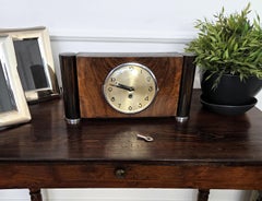 Reloj despertador de sobremesa de chapa de nogal Art Decó