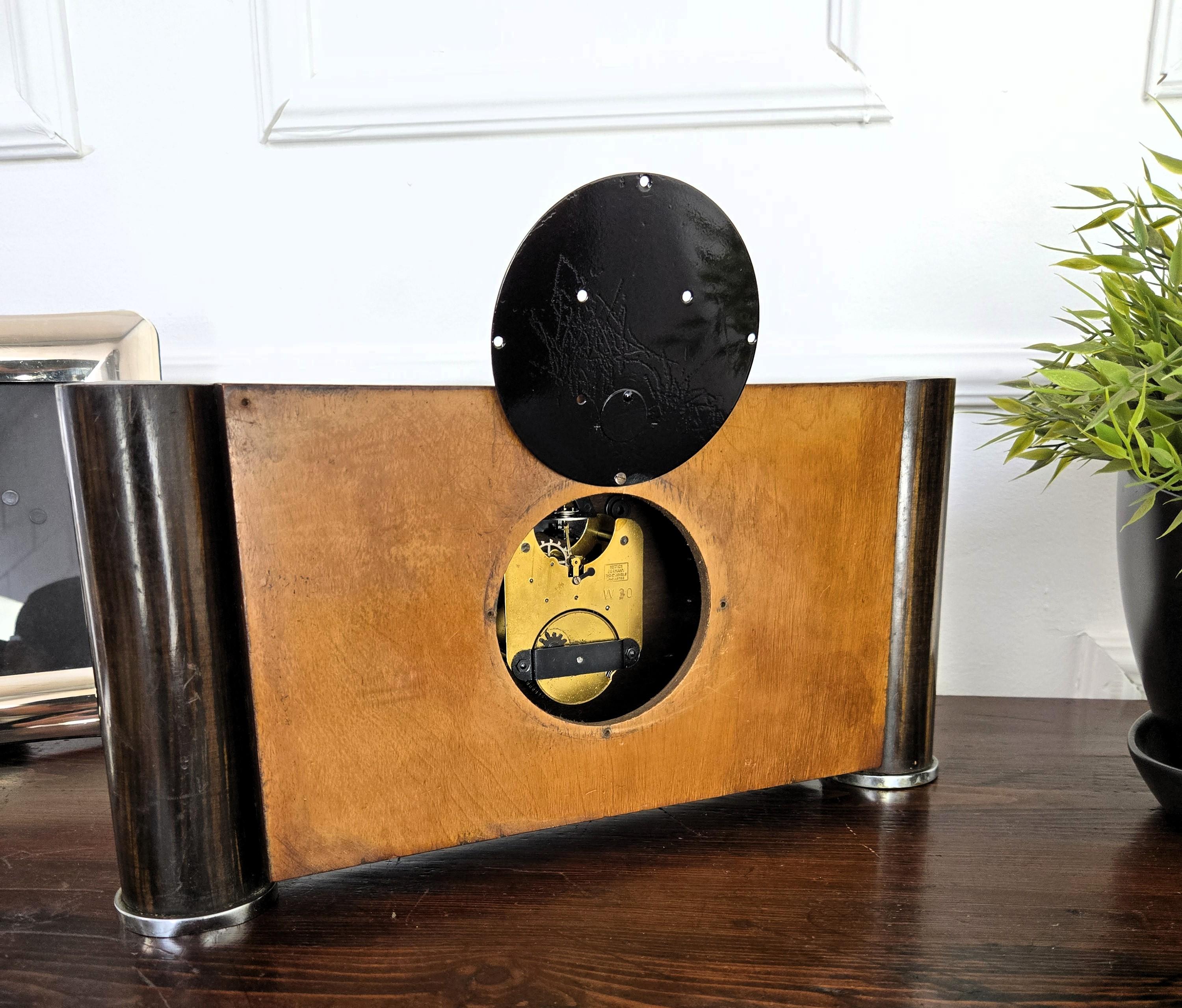 Art Deco Nussbaum Furnier Kaminsims Tisch Schreibtisch Wecker (20. Jahrhundert) im Angebot
