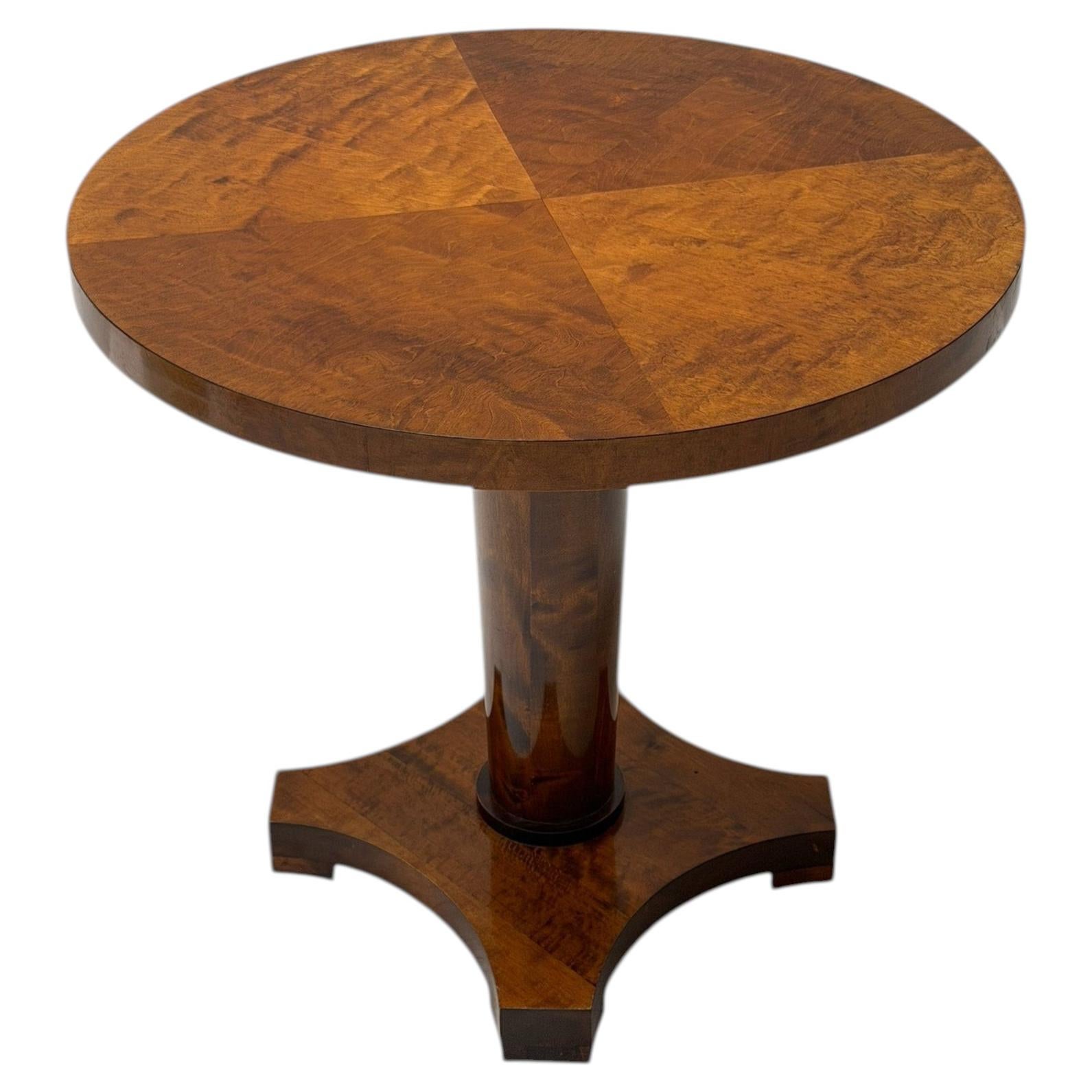 Art Deco Walnut Veneer Side Table, Swedish Design, 1930s