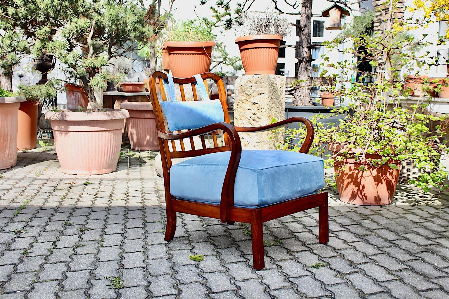 Art Deco Vintage Lounge Chair oder Sessel aus Nussbaum entworfen und ausgeführt Wien 1930er Jahren zugeschrieben Oswald Haerdtl.
Wiener Wohnmöbel, die in der Zwischenkriegszeit entworfen wurden, waren für ihre gemütliche und komfortable Ausstrahlung