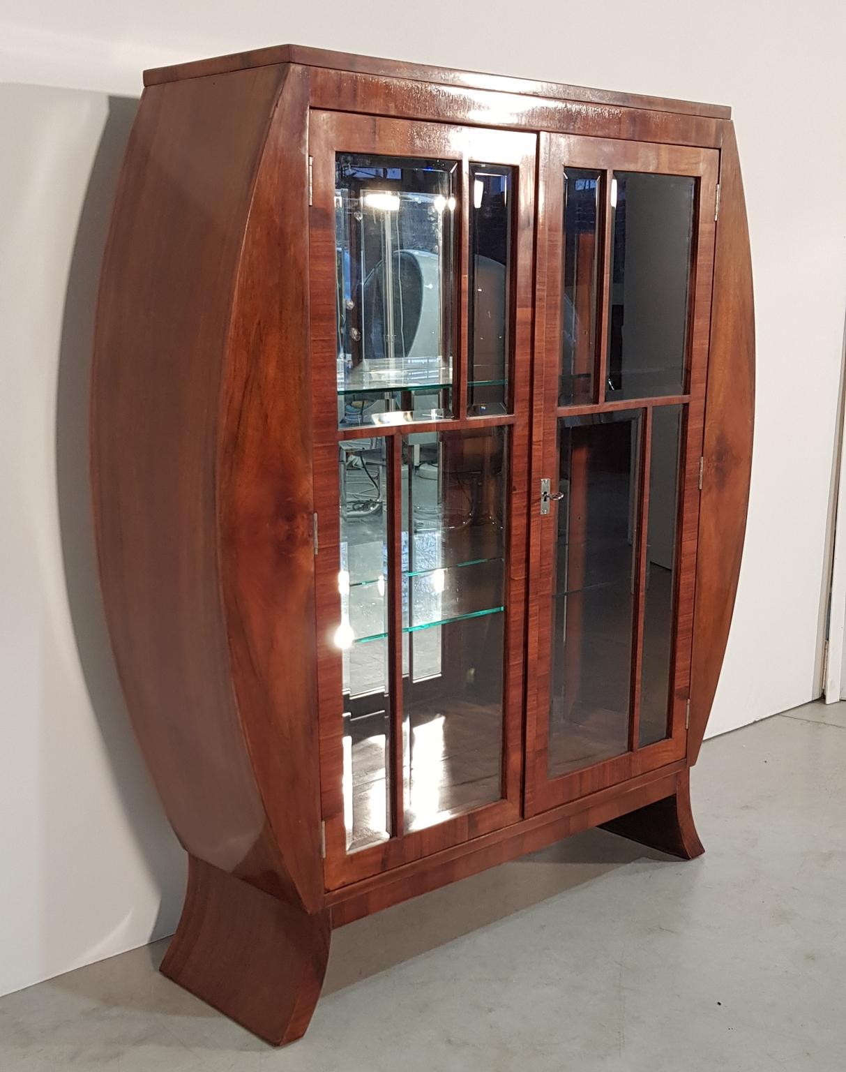 Art Deco Walnut Vitrine, England, 1940s In Good Condition For Sale In Budapest, Budapest
