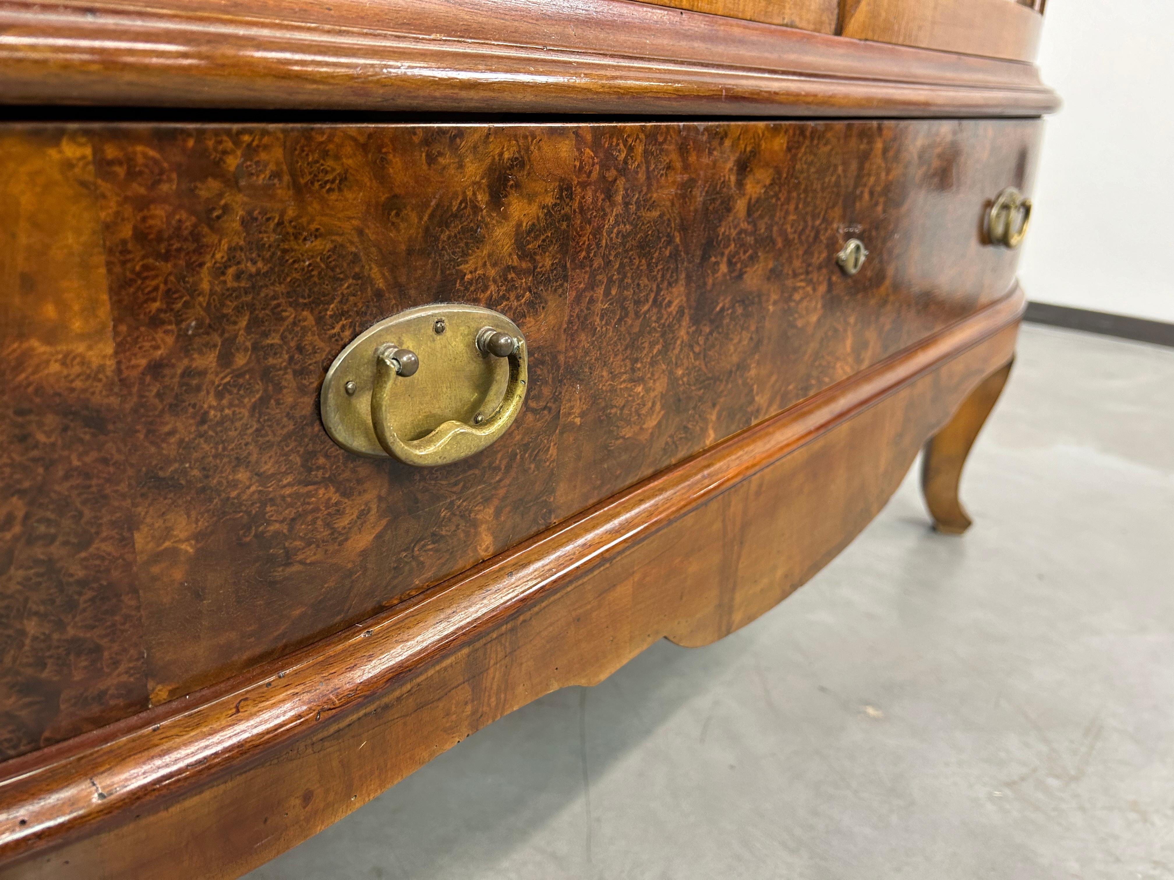 Slovaque  Art  vitrine deco en noyer
